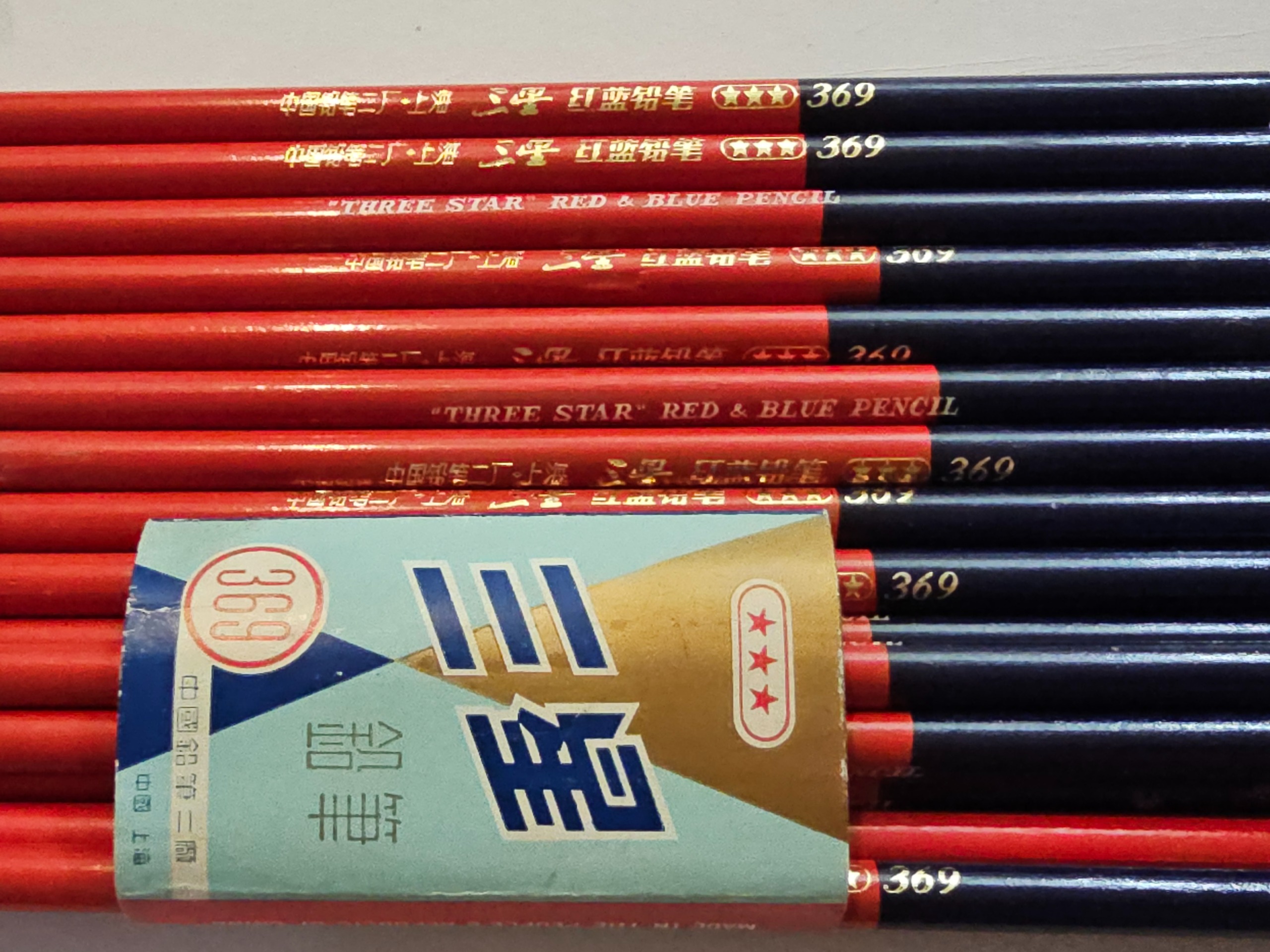 مداد دو رنگ آبی و قرمز قدیمی