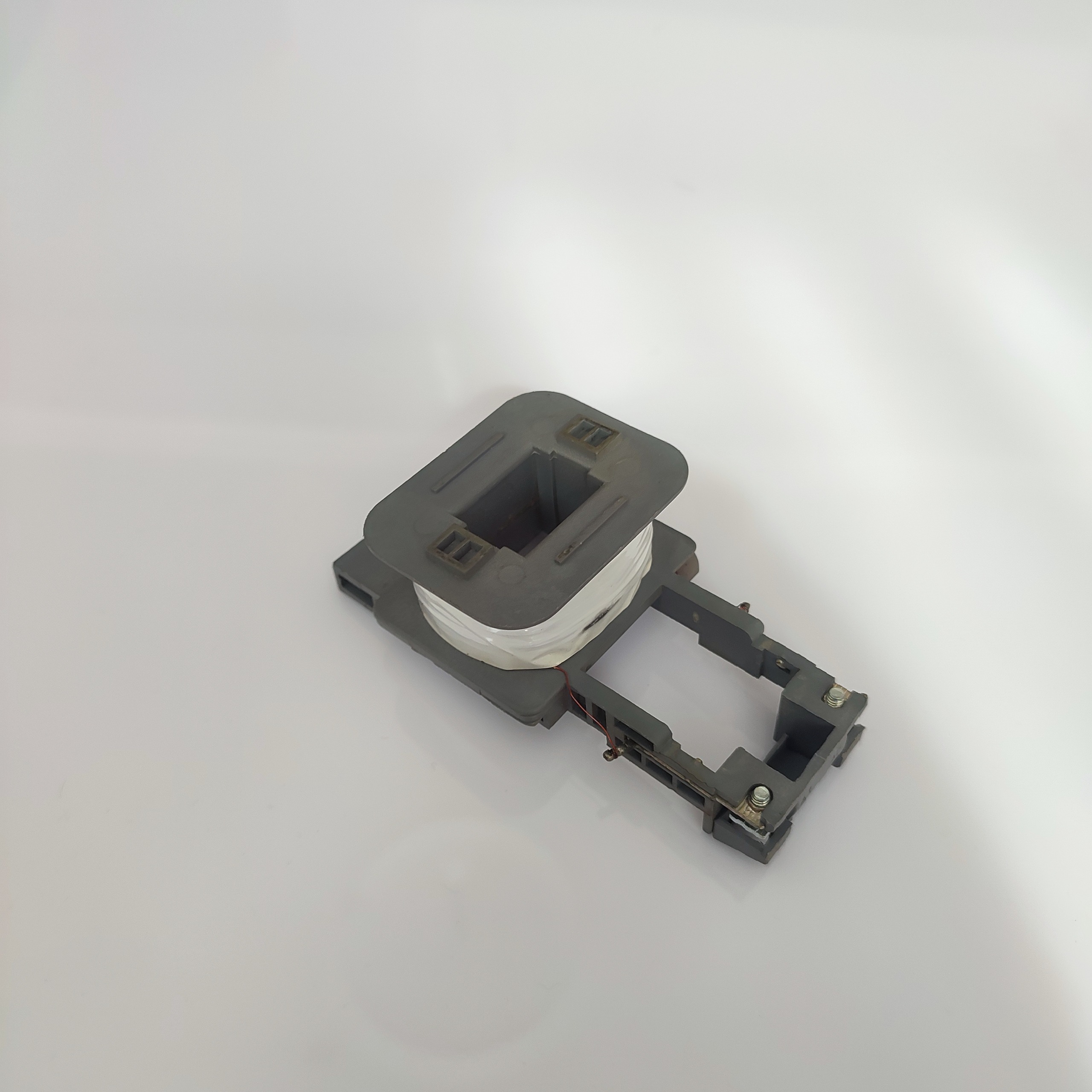 بوبین کنتاکتور هیوندای 220 ولت