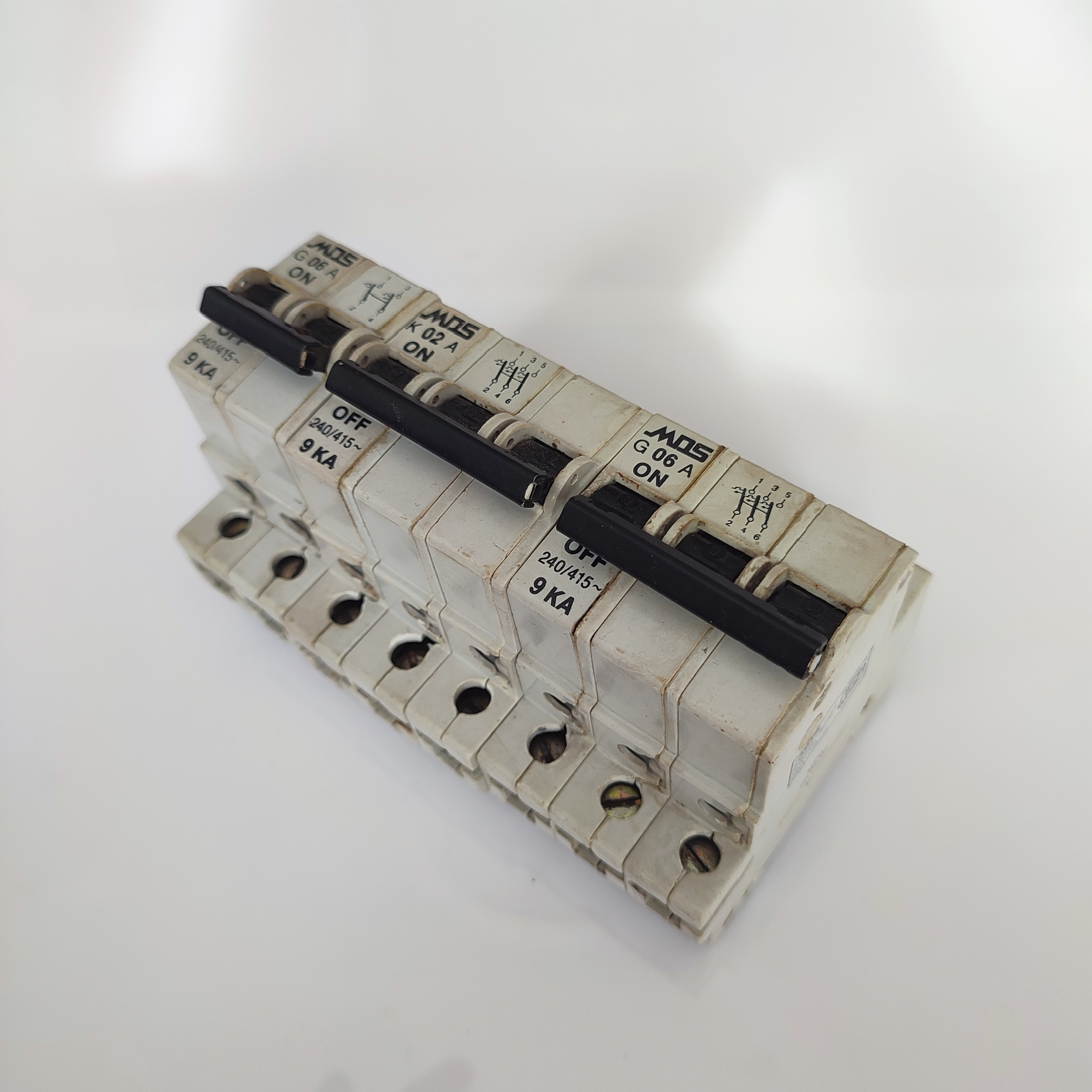 کلید مینیاتوری 6 و 2 آمپر MOS