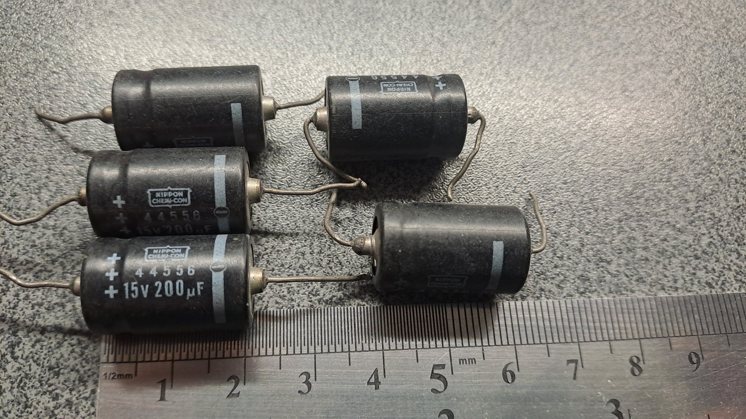 خازن قدیمی 200MF 15V