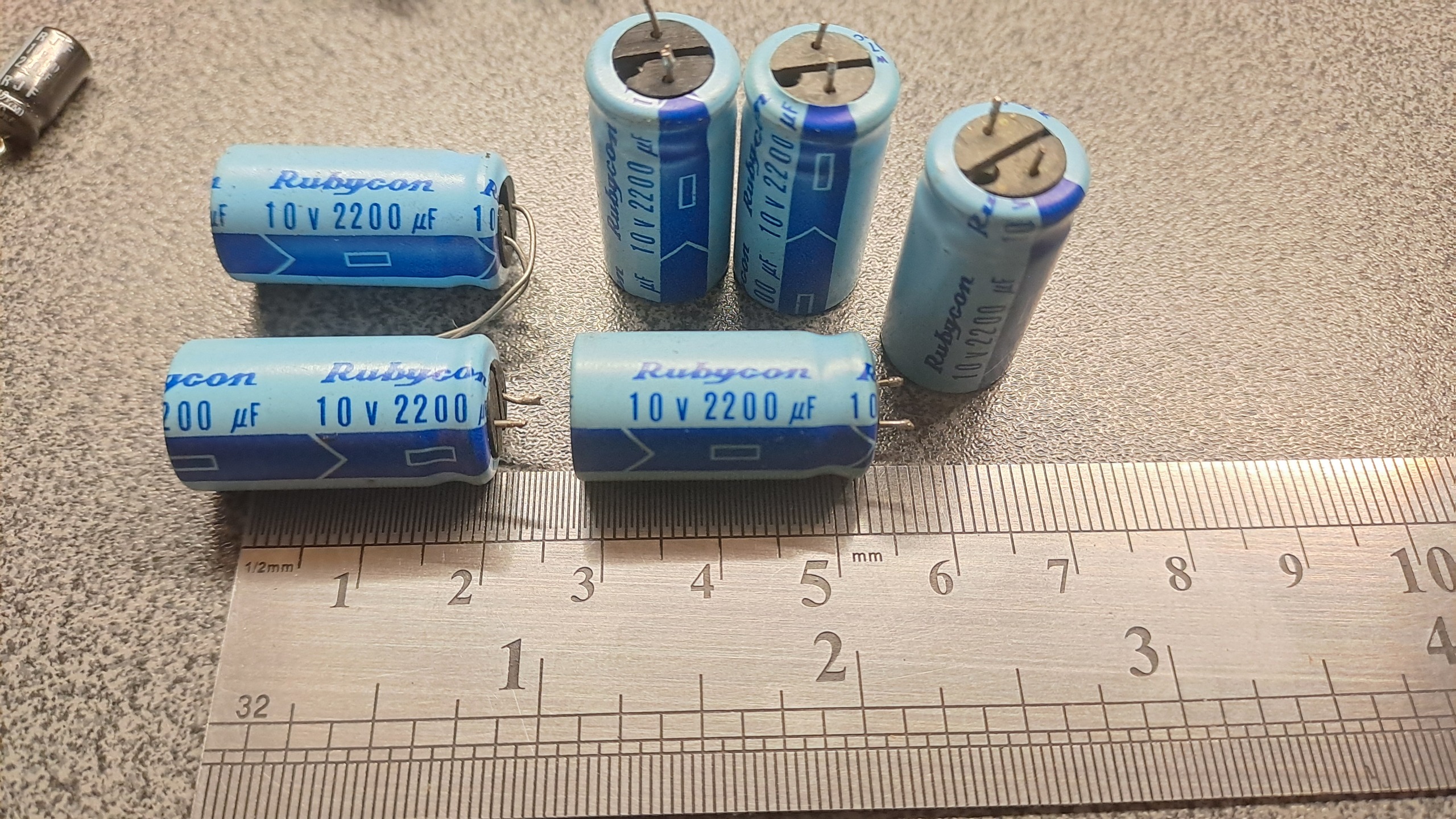 خازن 2200MF 10V مارک RUBYCON قیمت 3 عدد