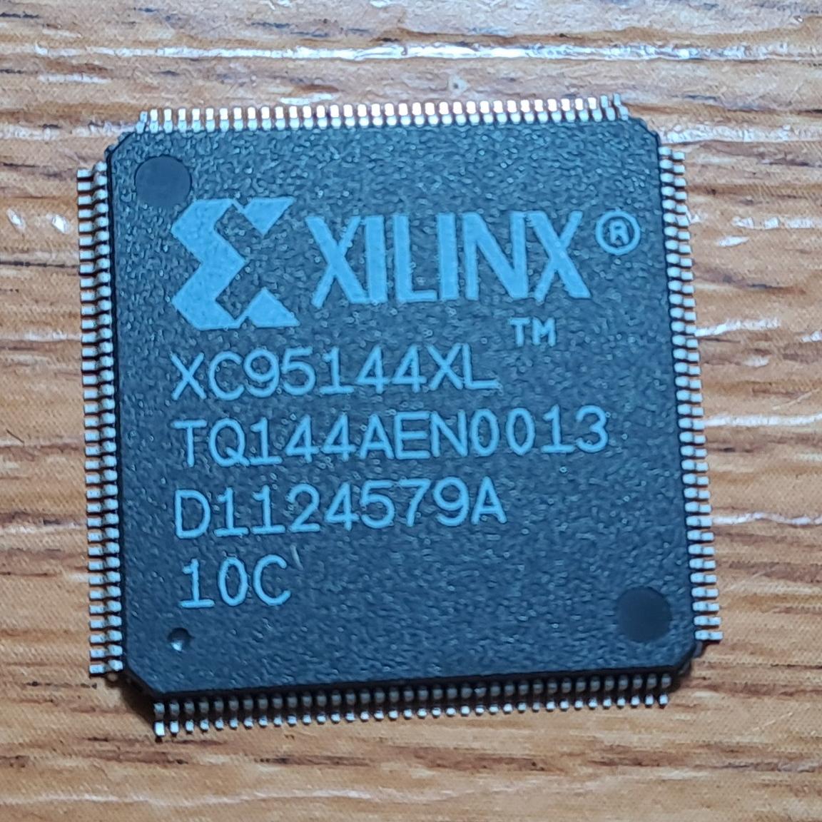 آی سی CPLD XC95144-TQ144