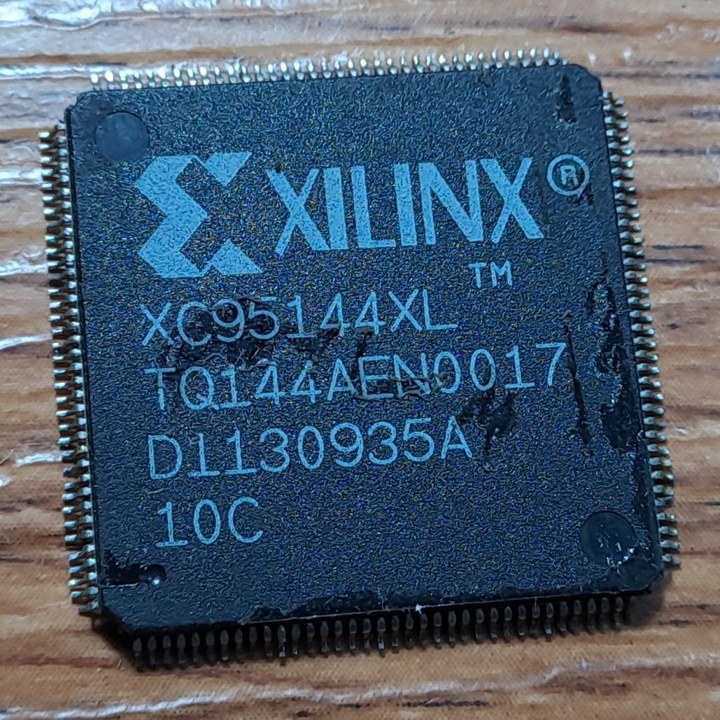آی سی CPLD XC95144-TQ144