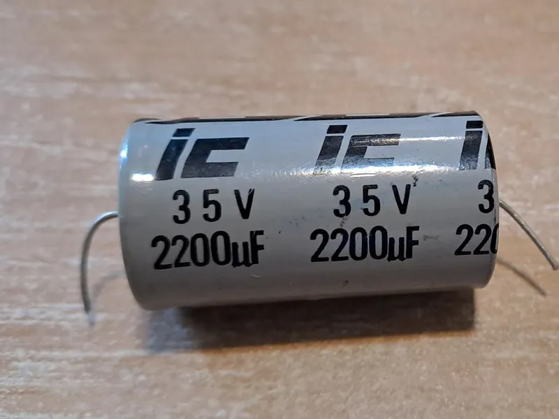 خازن 2200MF / 35V قدیمی آکسیال قیمت 2عدد