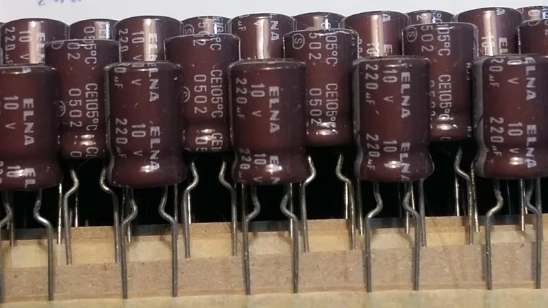خازن 105oC 220MF 10V قیمت برای 40 عدد ELNA