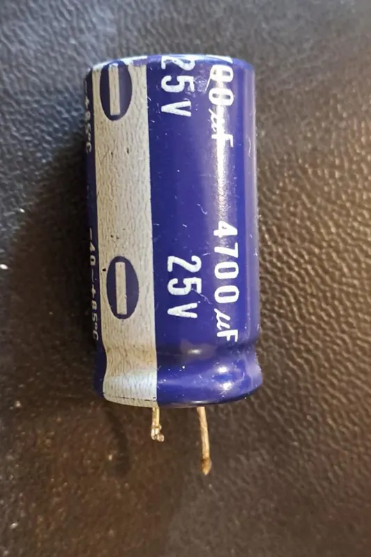 خازن دمای 4700MF 25V ژاپن و 1عدد 4700MF/10V