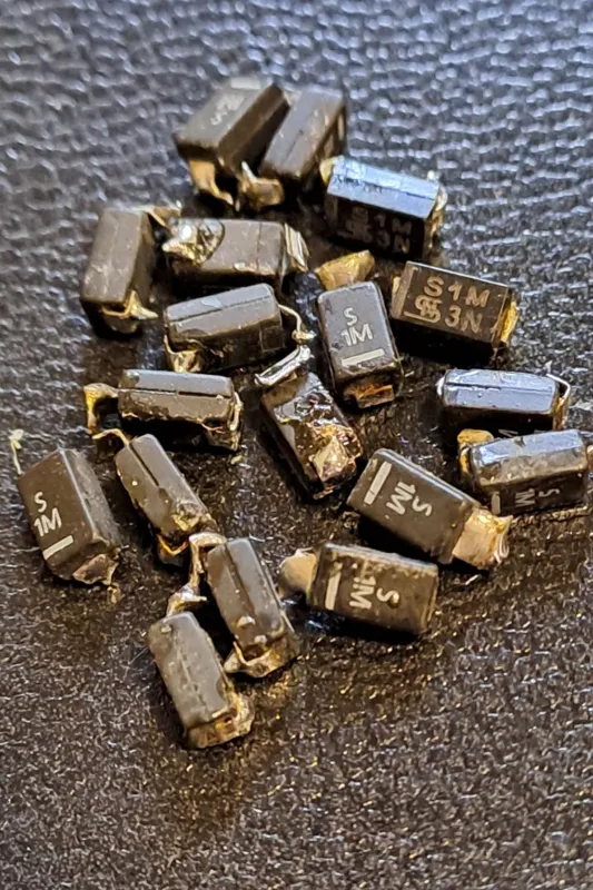 خازن 1M قیمت 18 عدد SMD