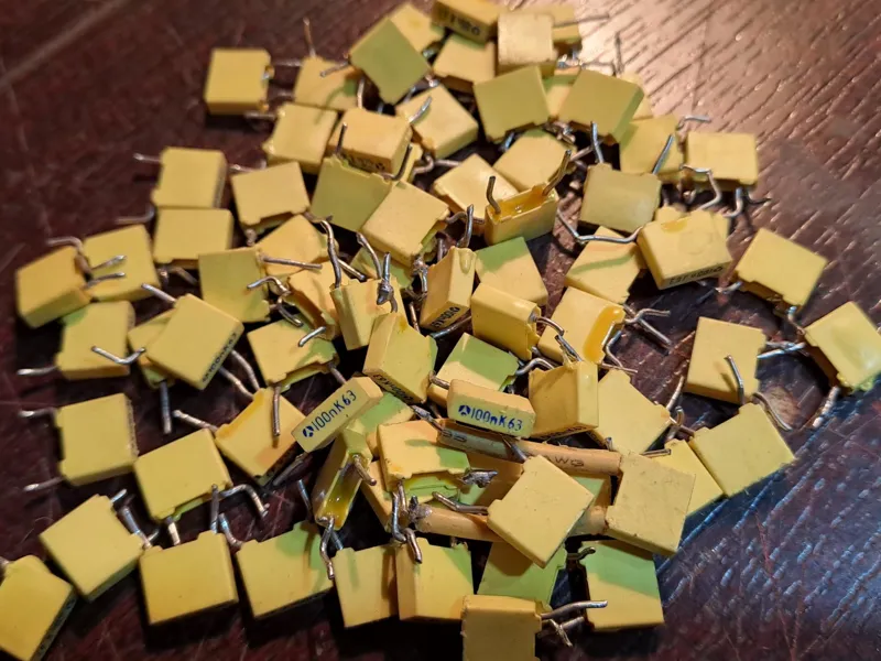 خازن MKT 100NF 63V تعداد 10 عدد