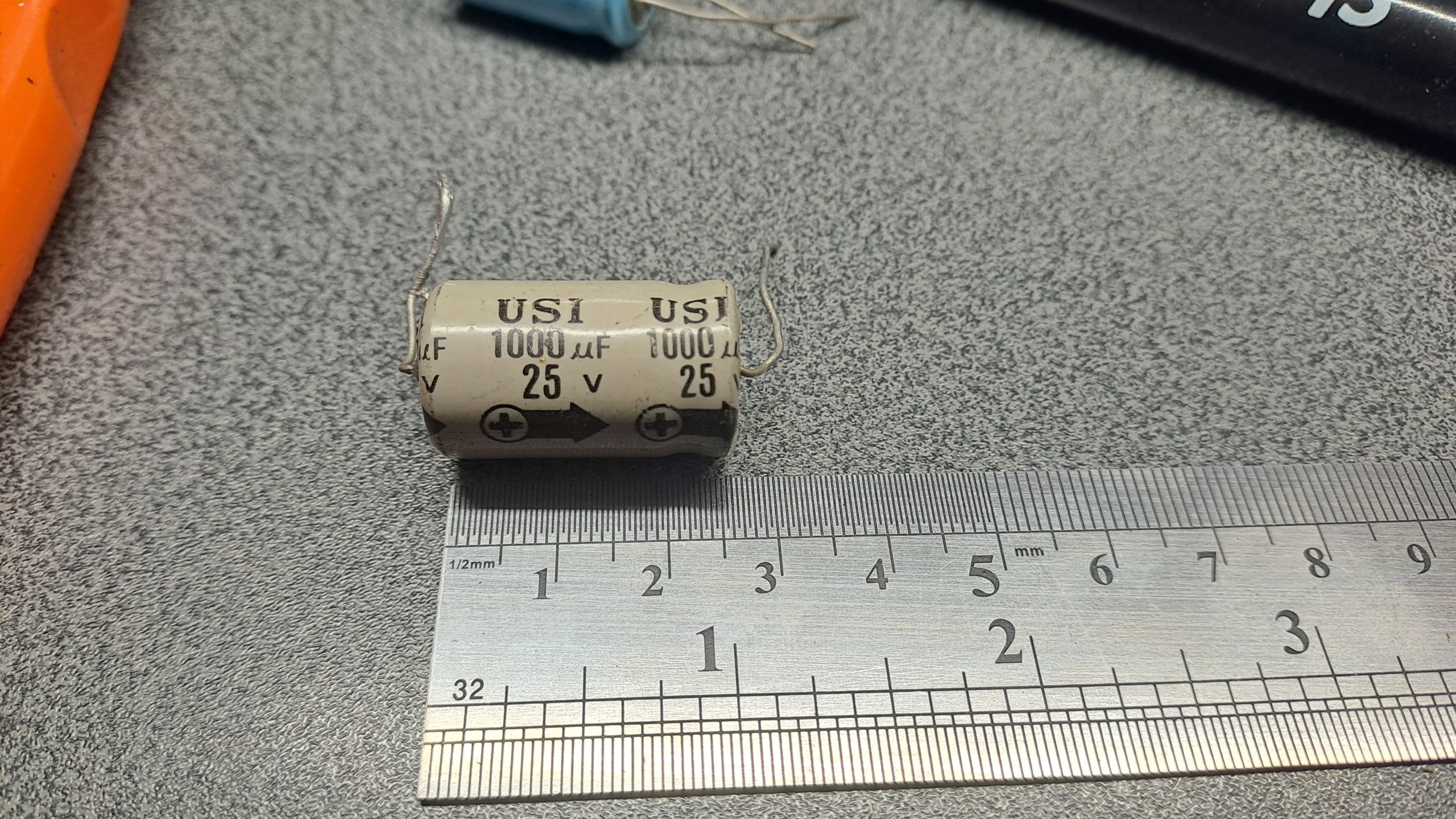 خازن قدیمی 1000MF 25V