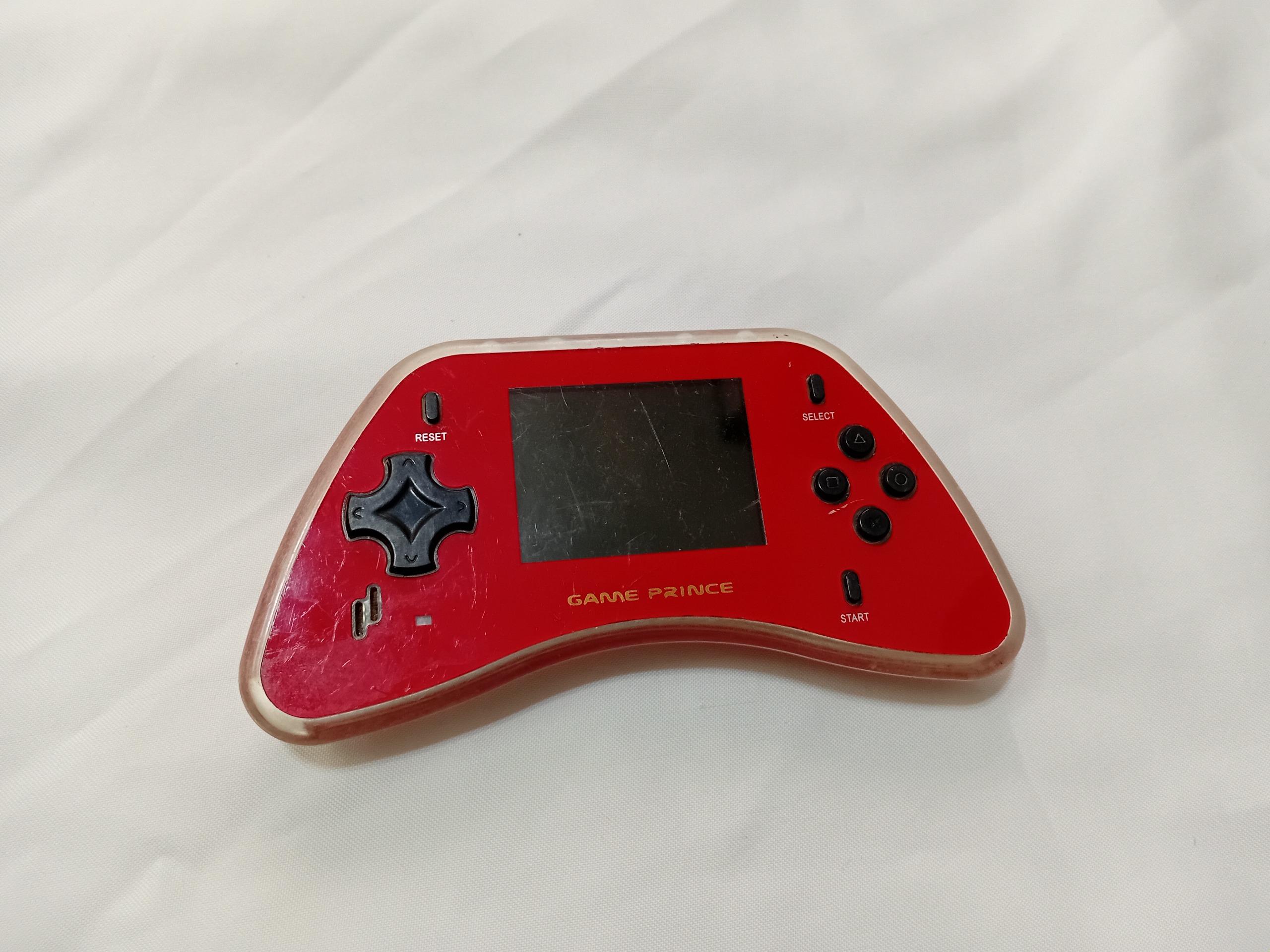 گیم دستی قدیمی خاموش بدون لوازم و ضمانت