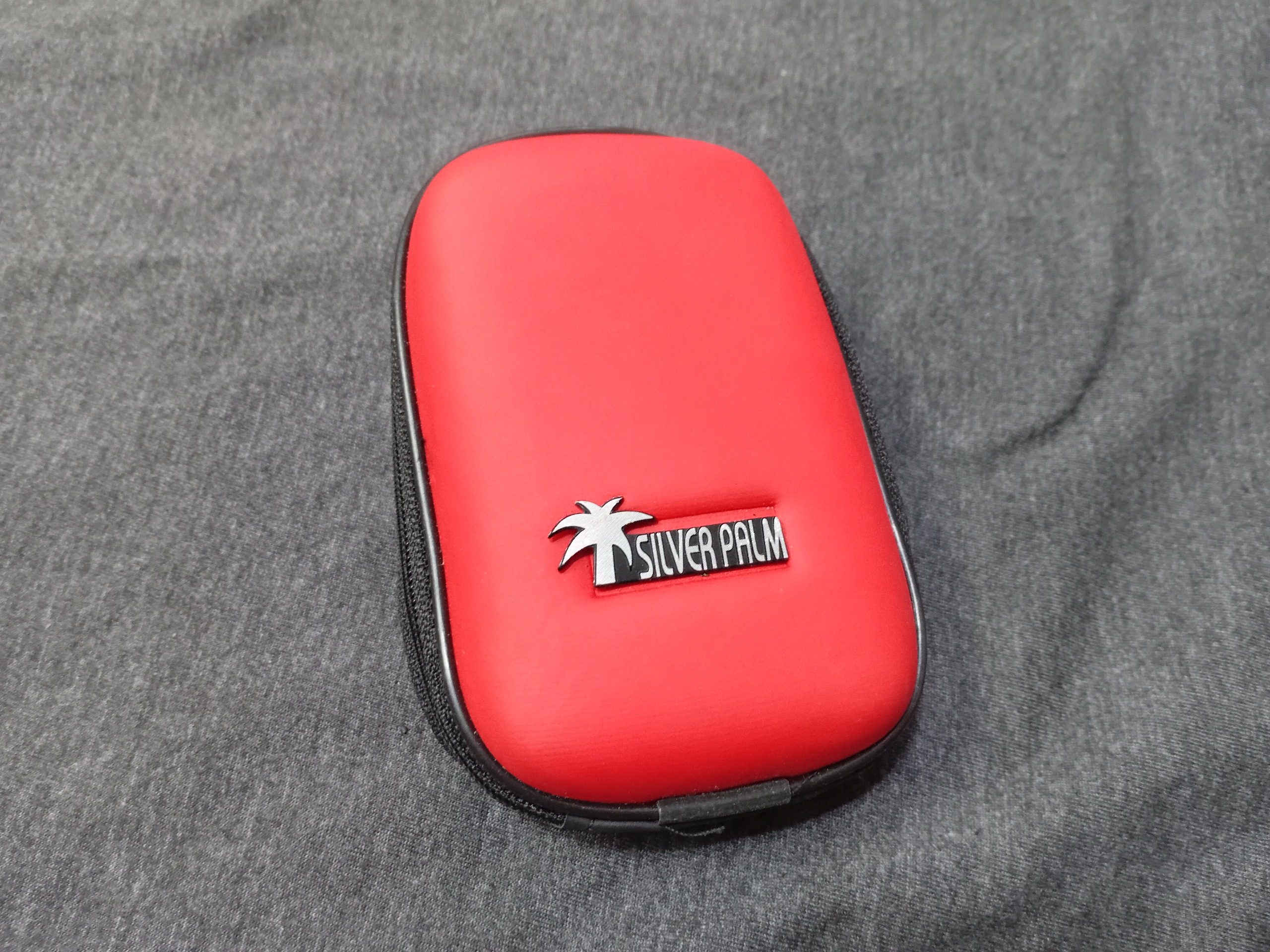 کیف قرمز دوربین عکاسی دیجیتال کوچک