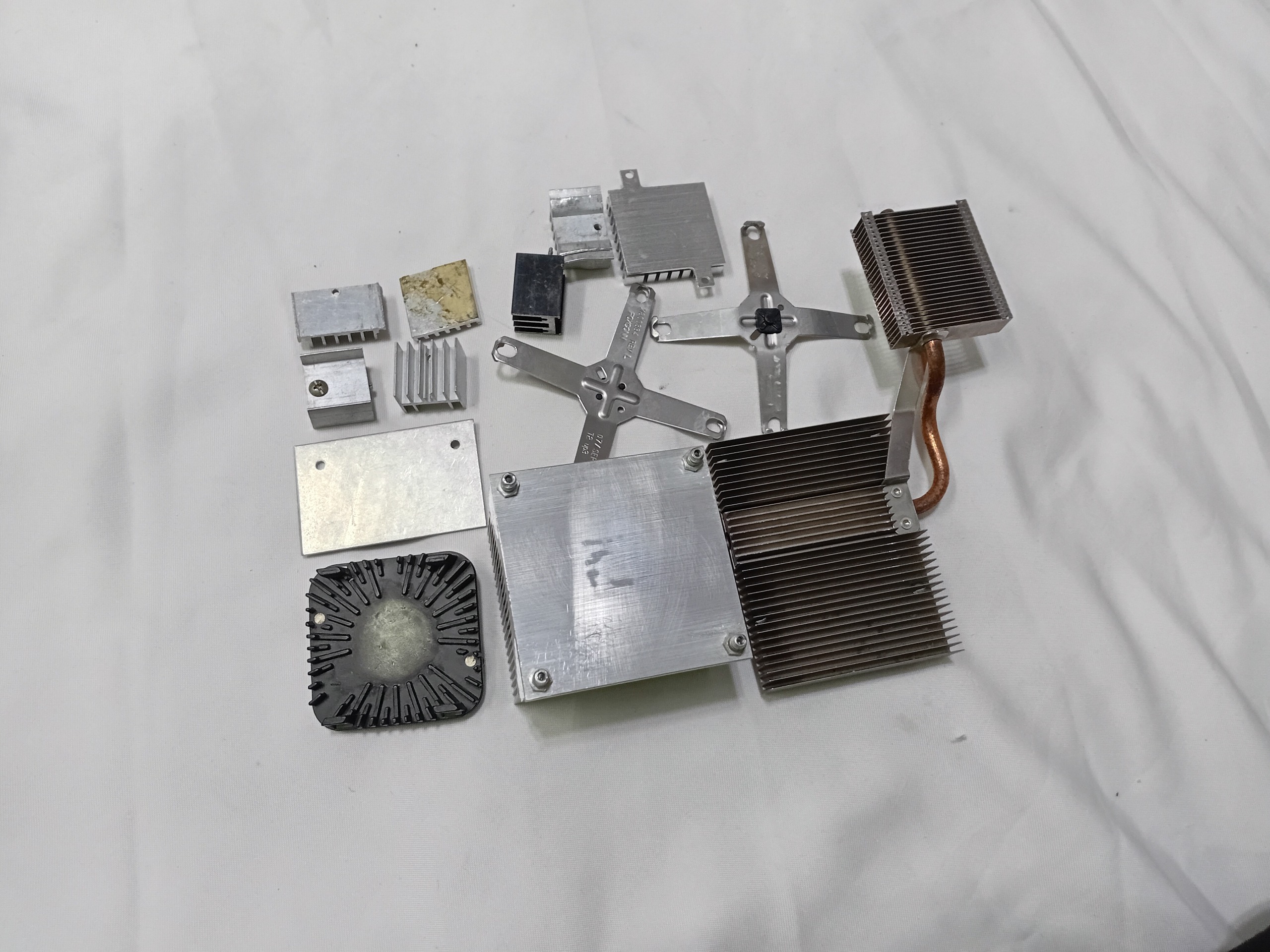 تعدادی هیت سینک مختلف کوچک و بزرگ