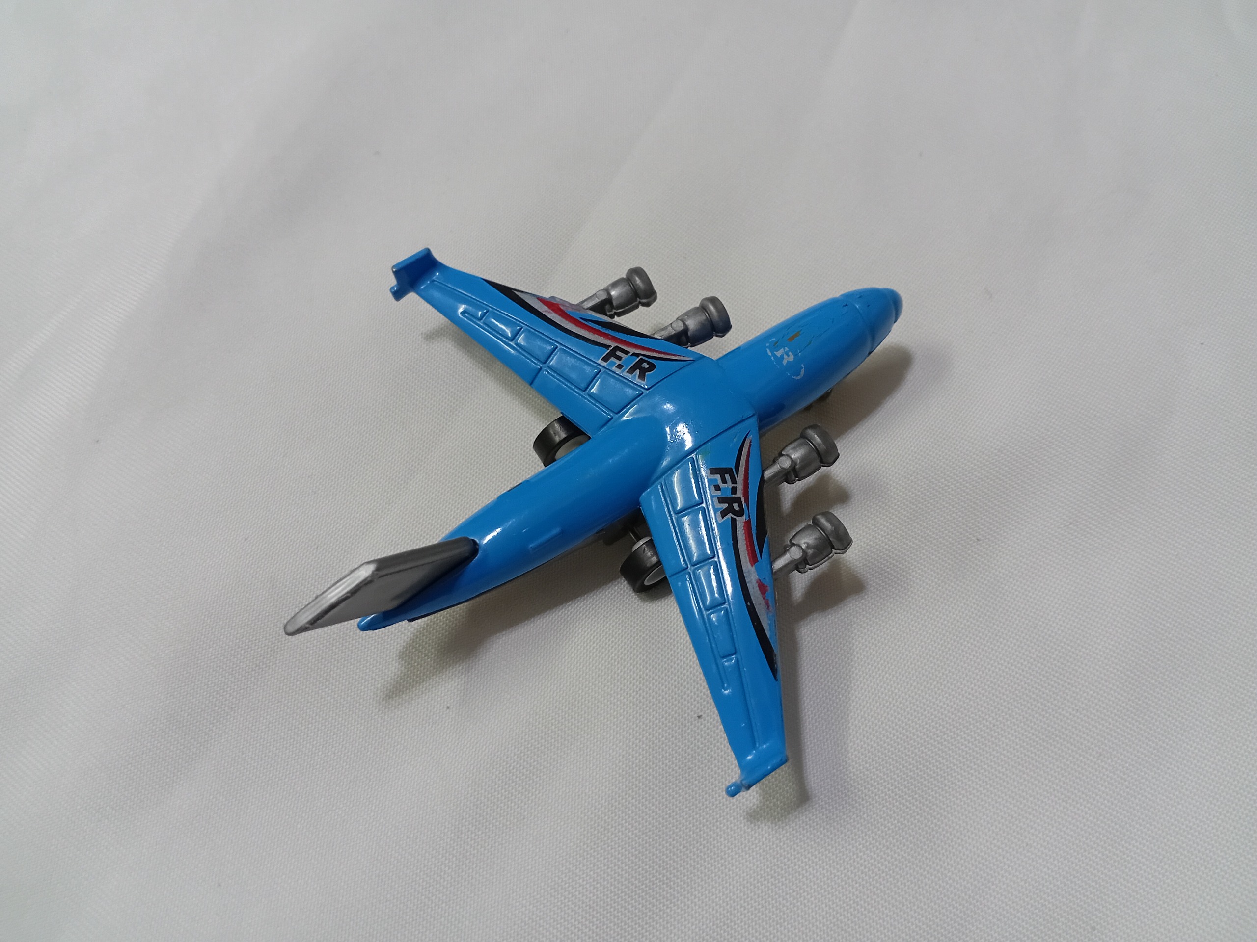 اسباب بازی هواپیما فلزی قدیمی ناقص