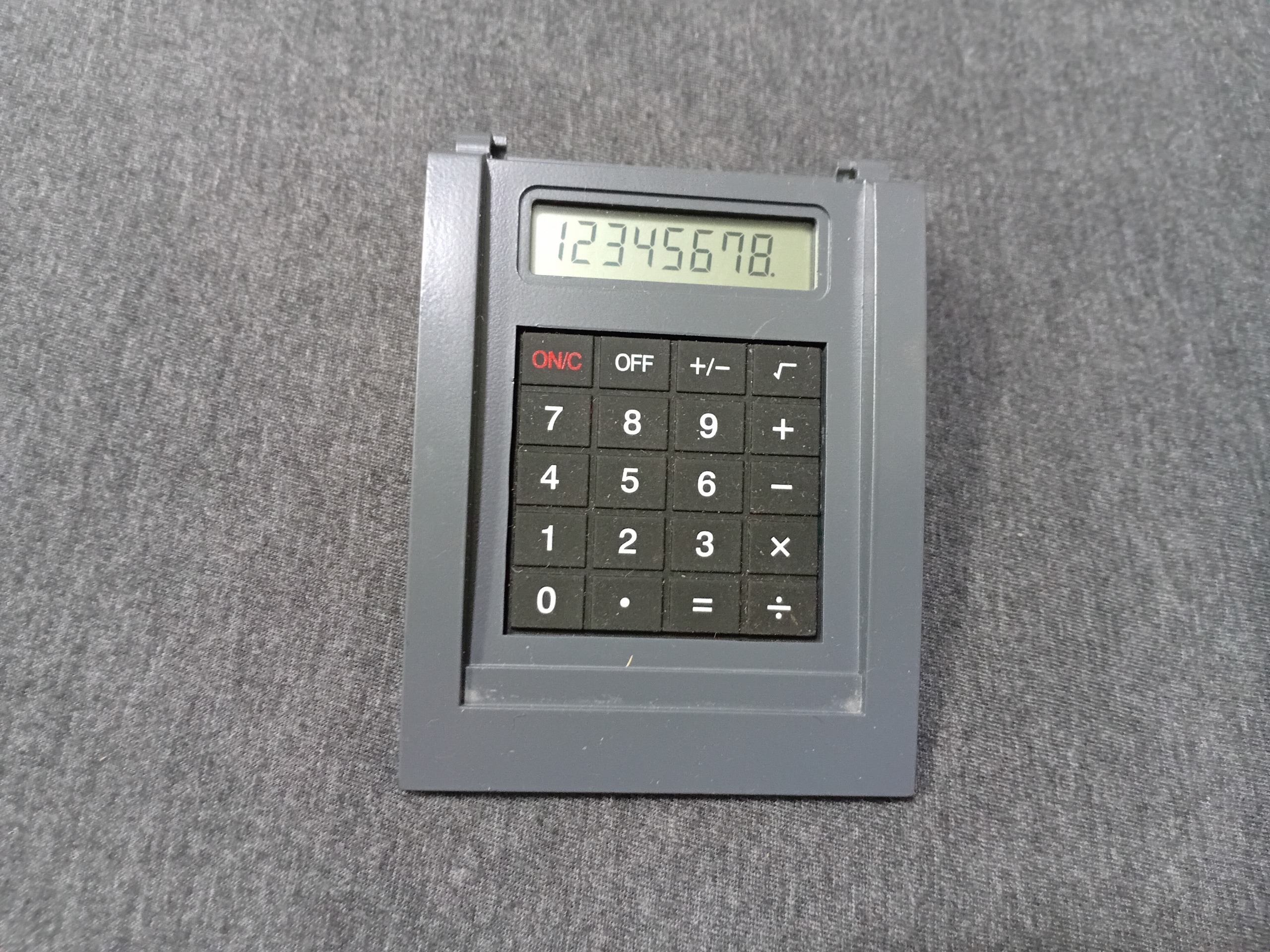 ماشین حساب رو میزی قدیمی سالم روشن