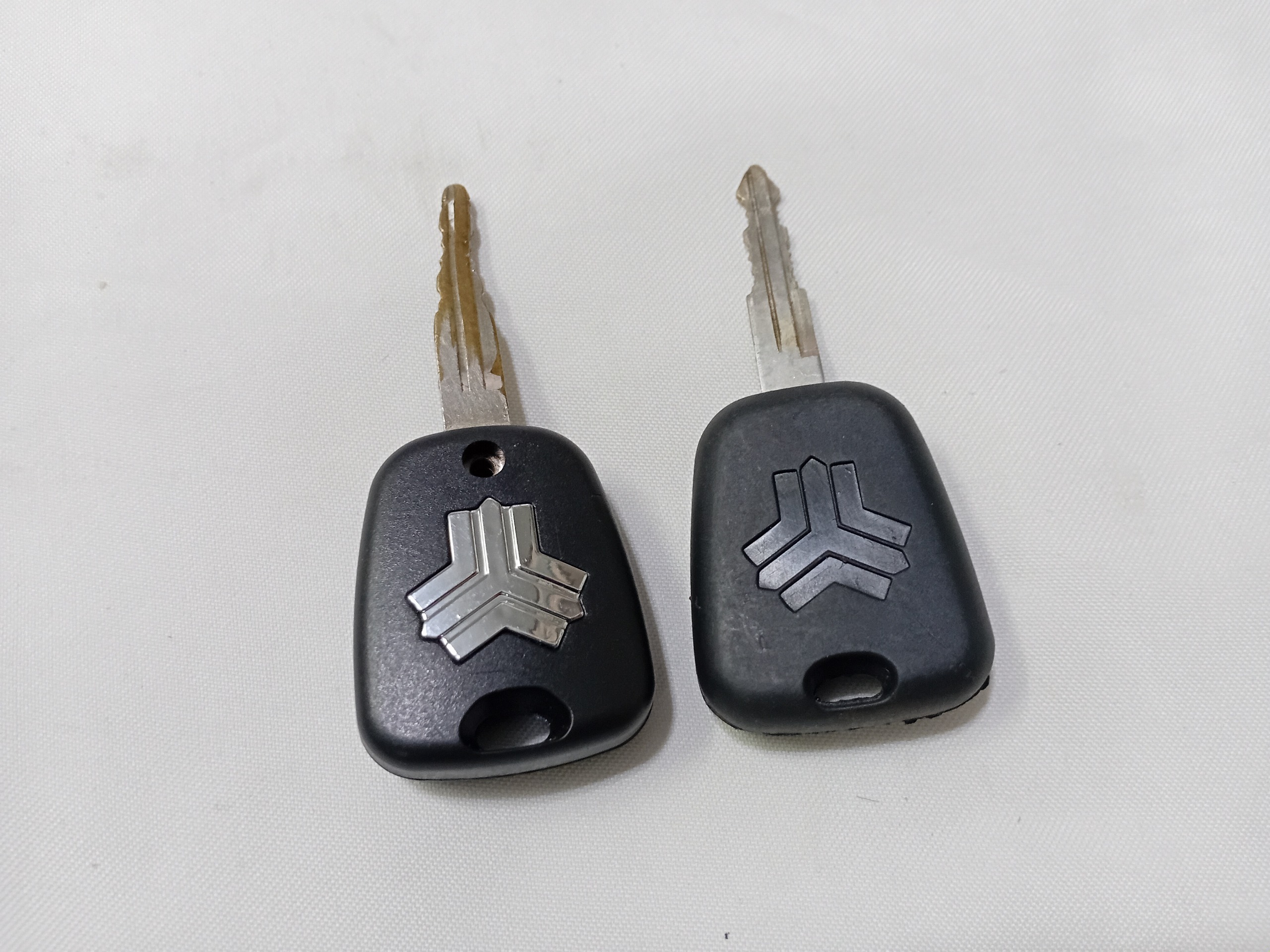 دو عدد ریموت سوئیچ اصلی سایپا با چیپ ایموبلایزر