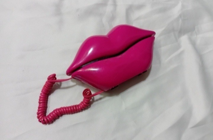 تلفن رو میزی کلکسیونی فانتزی طرح لب (تست نشده)