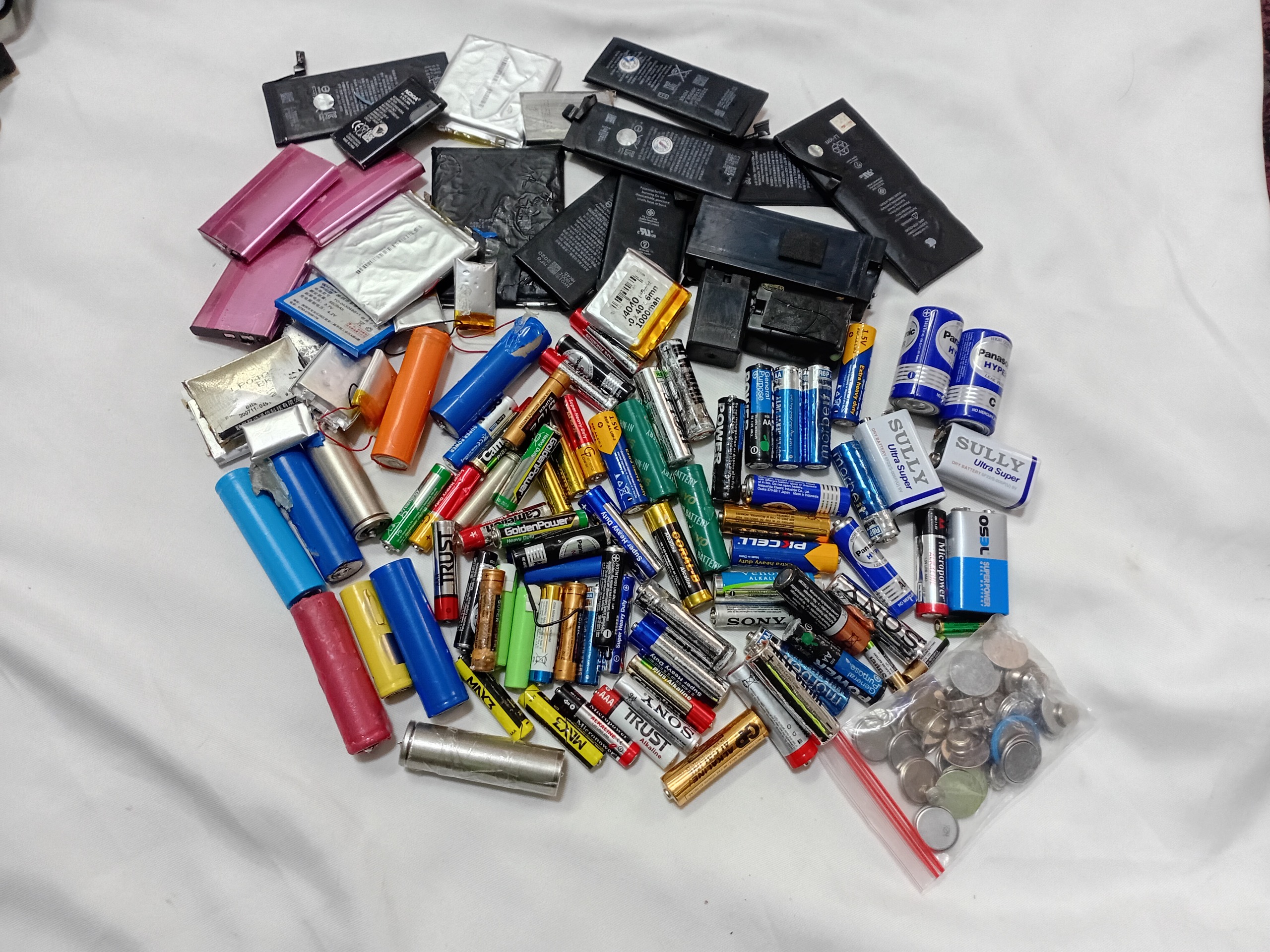 تعدادی بسیار زیادی انواع باتری خراب بدون ضمانت