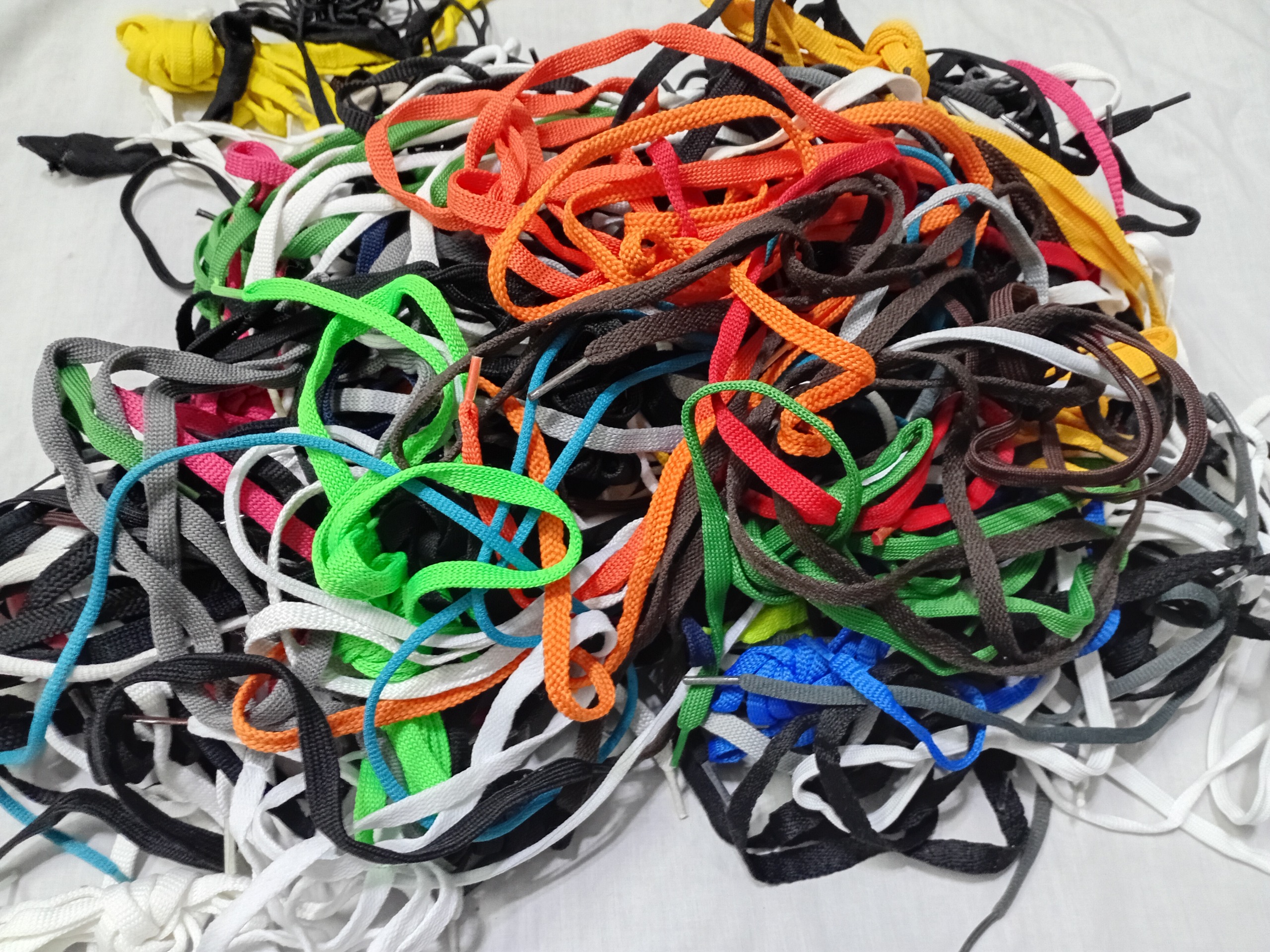 تعداد زیادی انواع بند کفش کتانی رنگ های مختلف