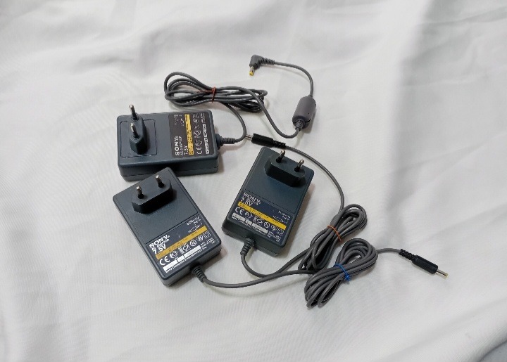 تعداد سه عدد آداپتور پلی استیشن یک خراب خاموش