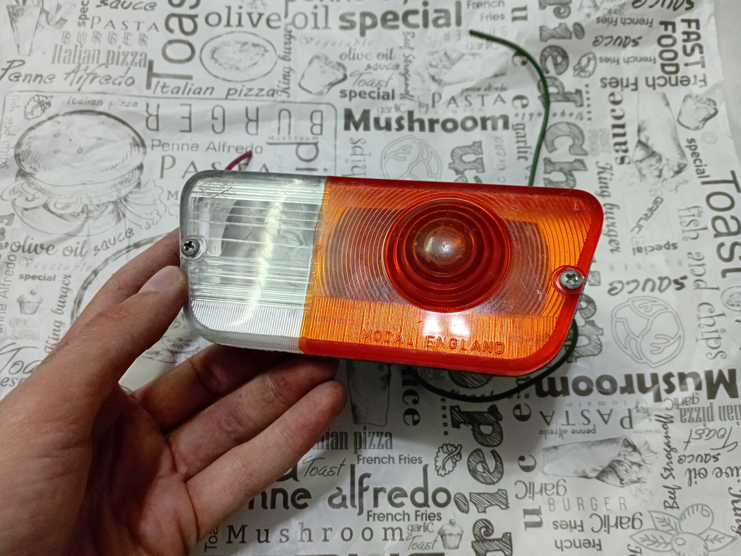 یک عدد چراغ خطر زیر سپر پیکانی انگلیسی