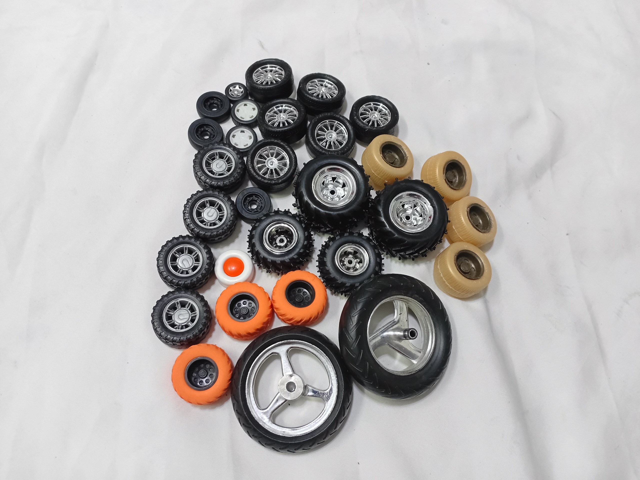 تعداد زیادی لاستیک کوچک بزرگ اسباب بازی