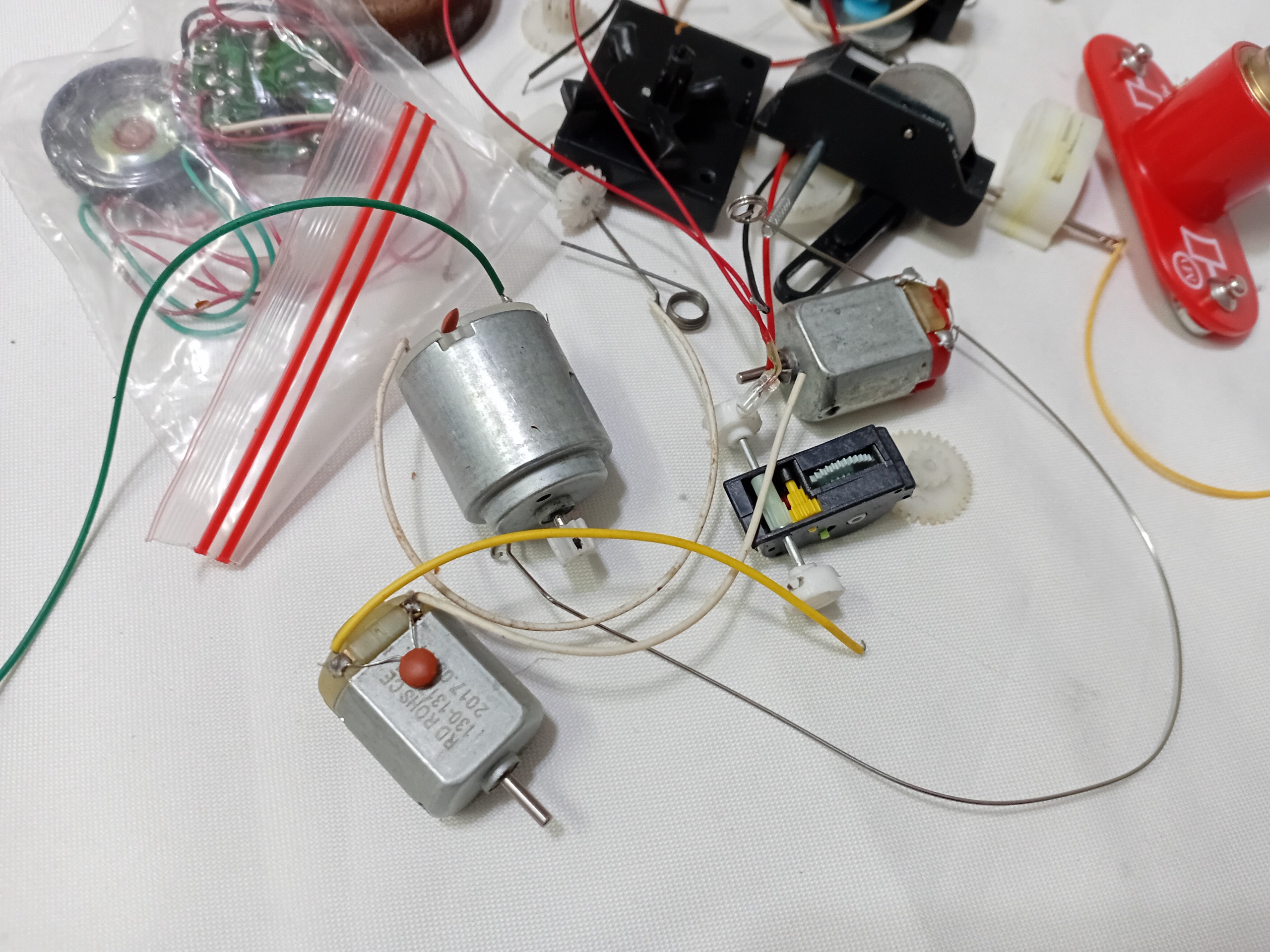 تعدادی لوازم یدکی اسباب بازی آرمیچر چرخ دنده