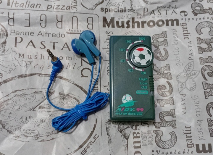 رادیو جیبی فوتبالی نوستالژی دهه 60 کلکسیونی سالم