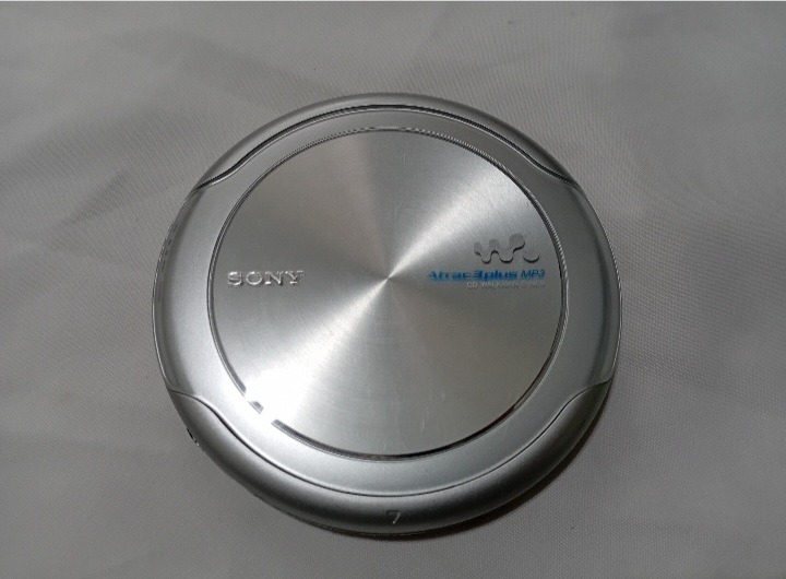 دیسک من سی دی من اصل سونی واکمن . خاموش