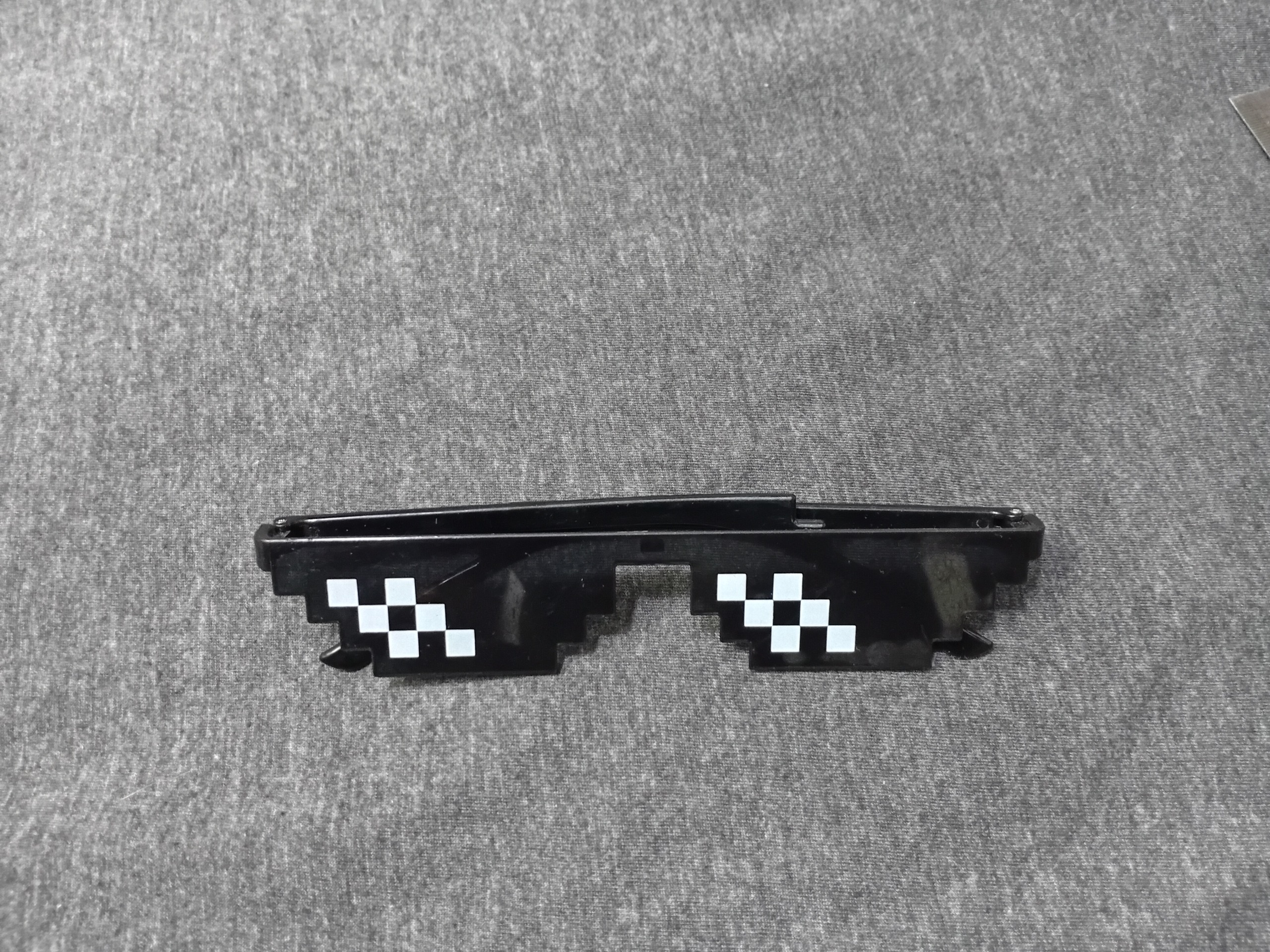 عینک تزیینی پیکسلی