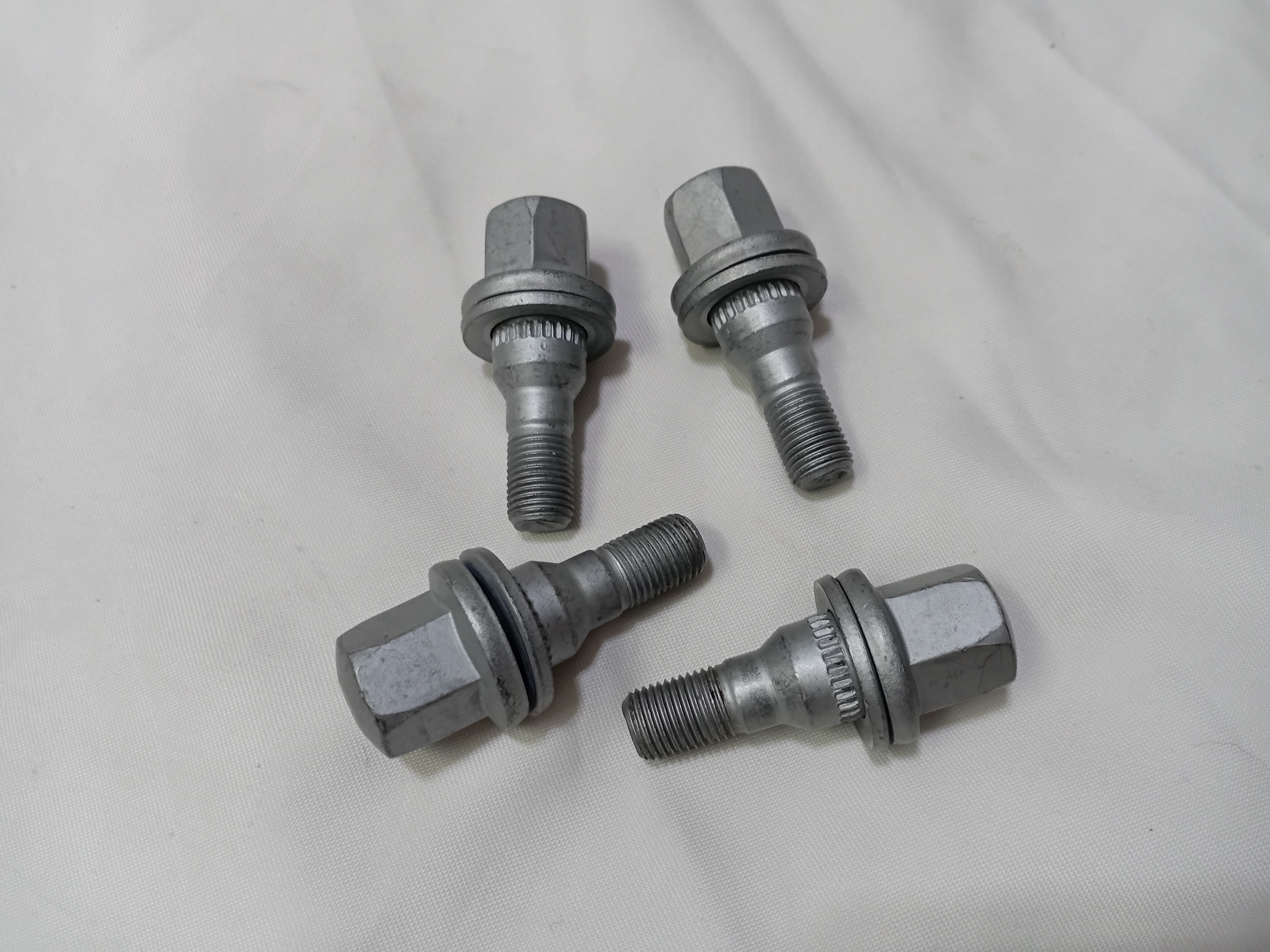 چهار عدد پیچ چرخ واشر دار پژو رانا 206 و 207