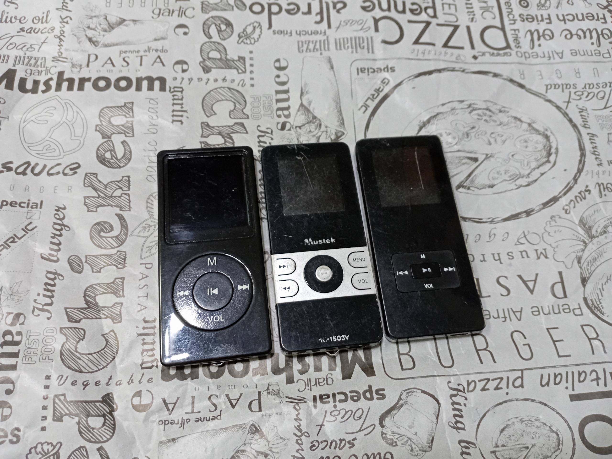 تعداد 3 عدد موزیک پلیر بدنه فلزی هر سه خراب