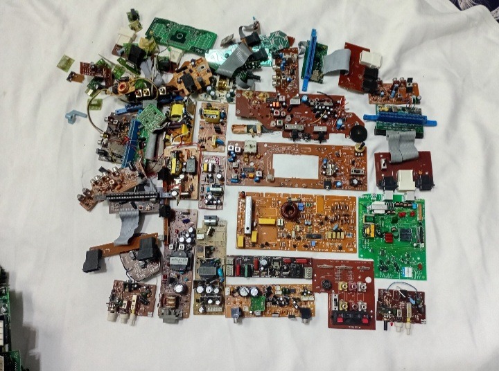 تعدادی بسیار زیادی انواع برد الکترونیکی