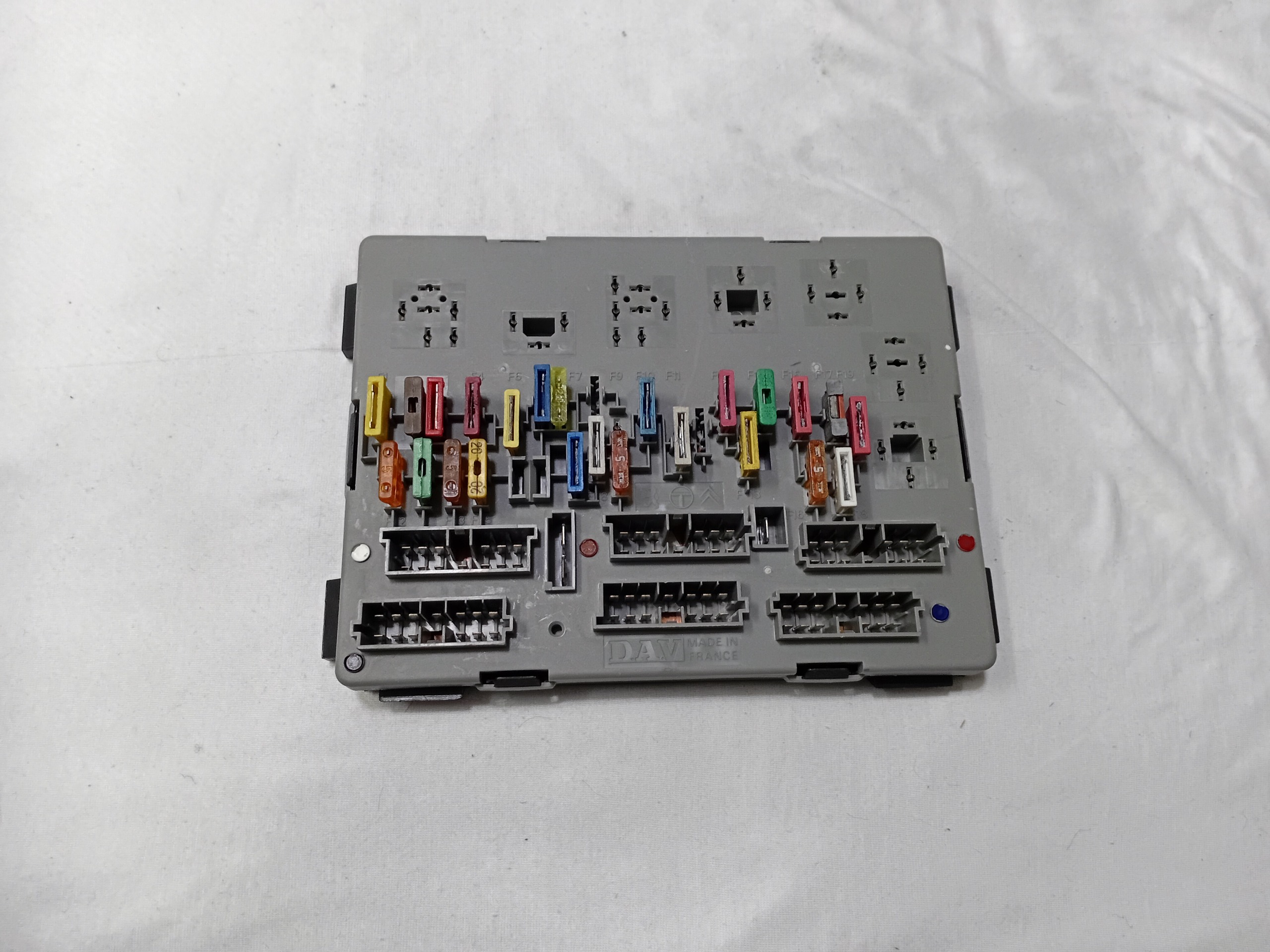 جعبه فیوز اورجینال فرانسه 405 قدیمی