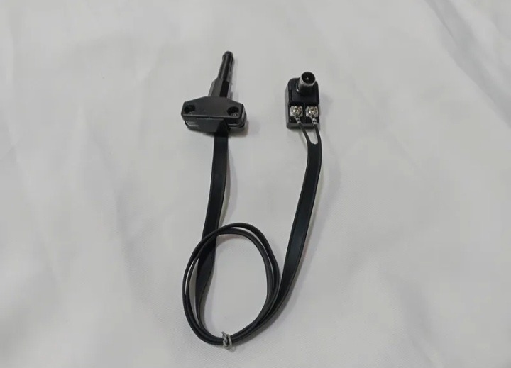 پایه و کابل و فیش آنتن تلویزیون قدیمی لامپی