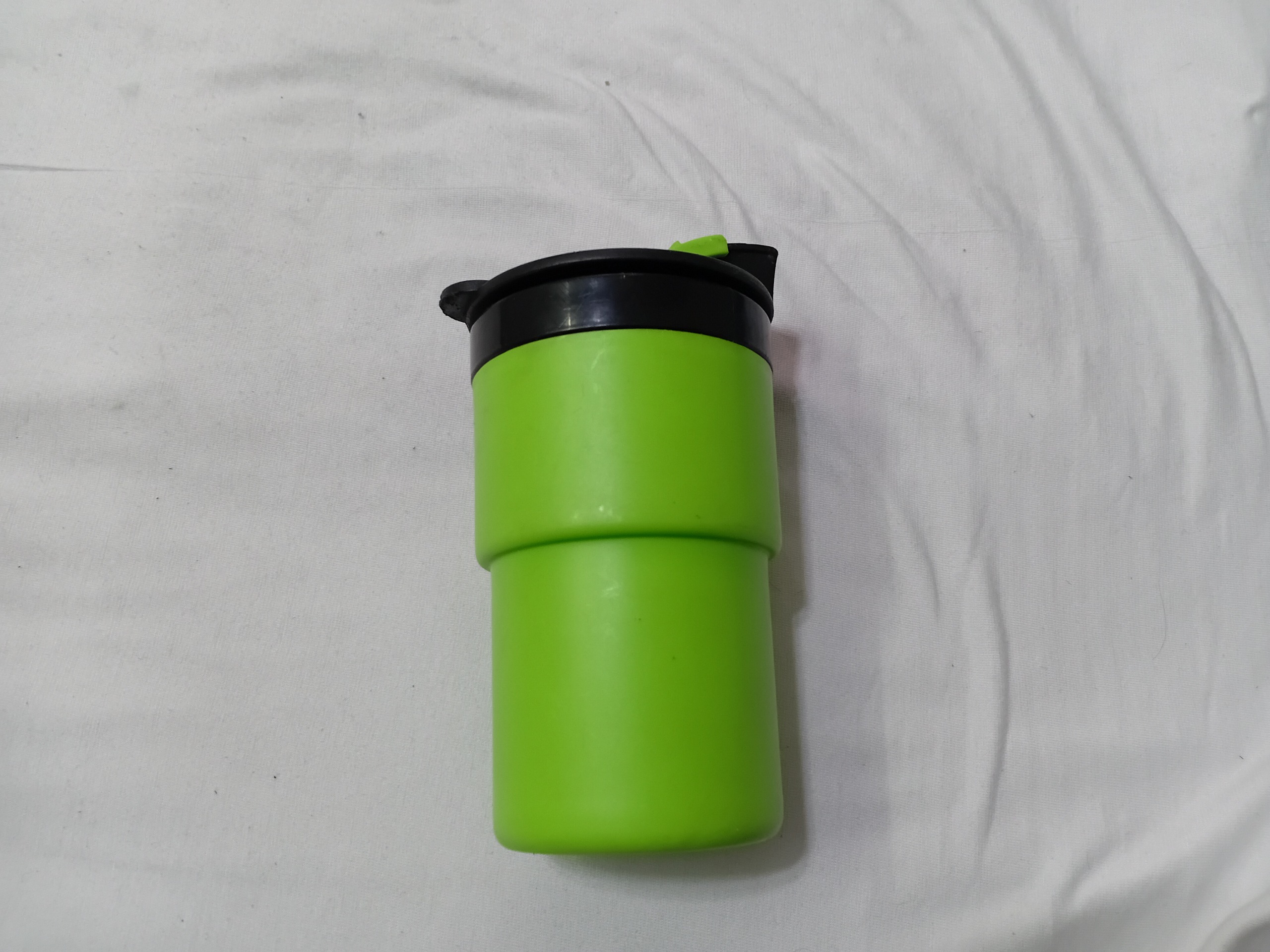 فلاسک کوچک شیکر یا لیوان درب دار