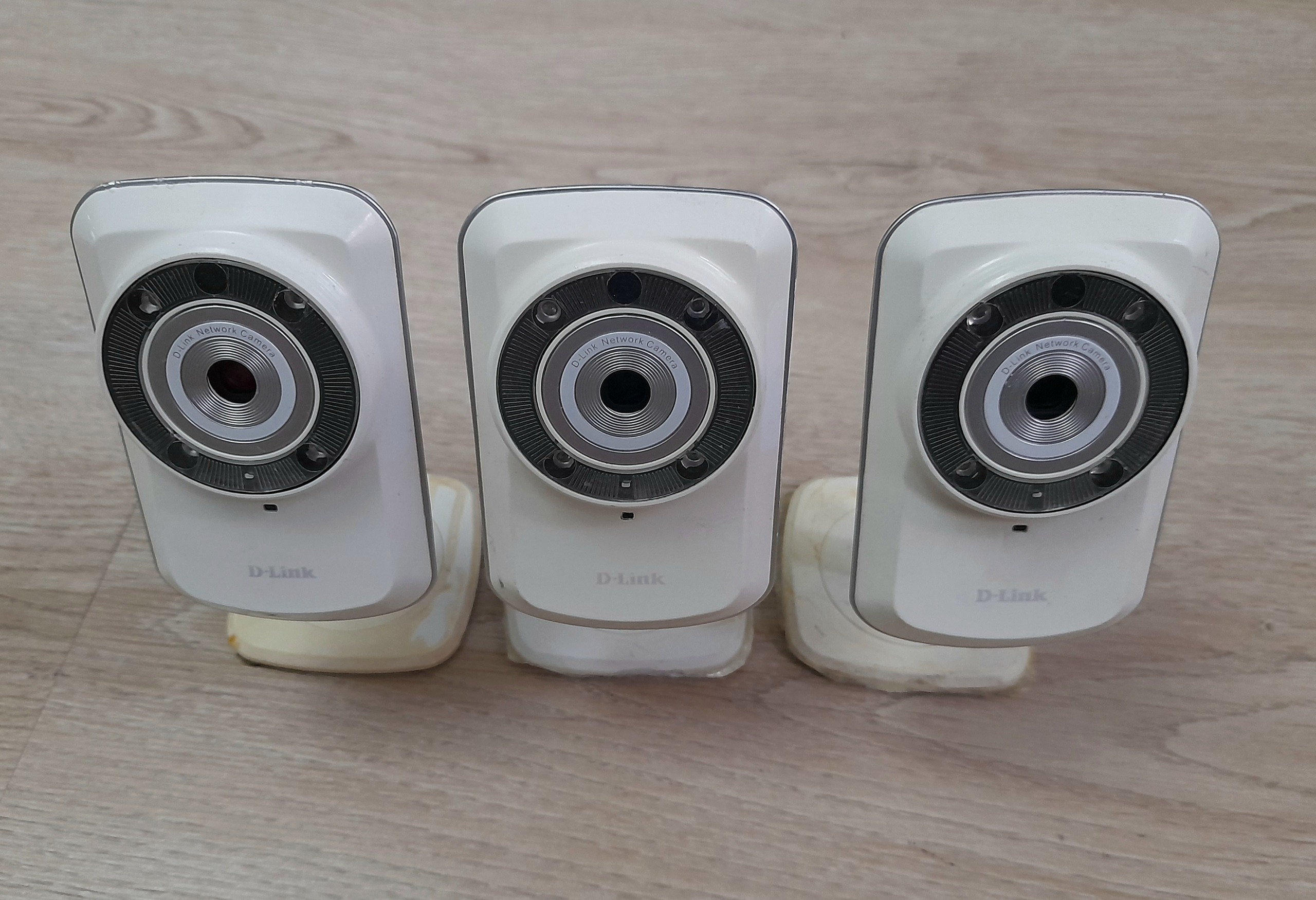 3 عدد دوربین شبکه D-Link با هم بعنوان معیوب