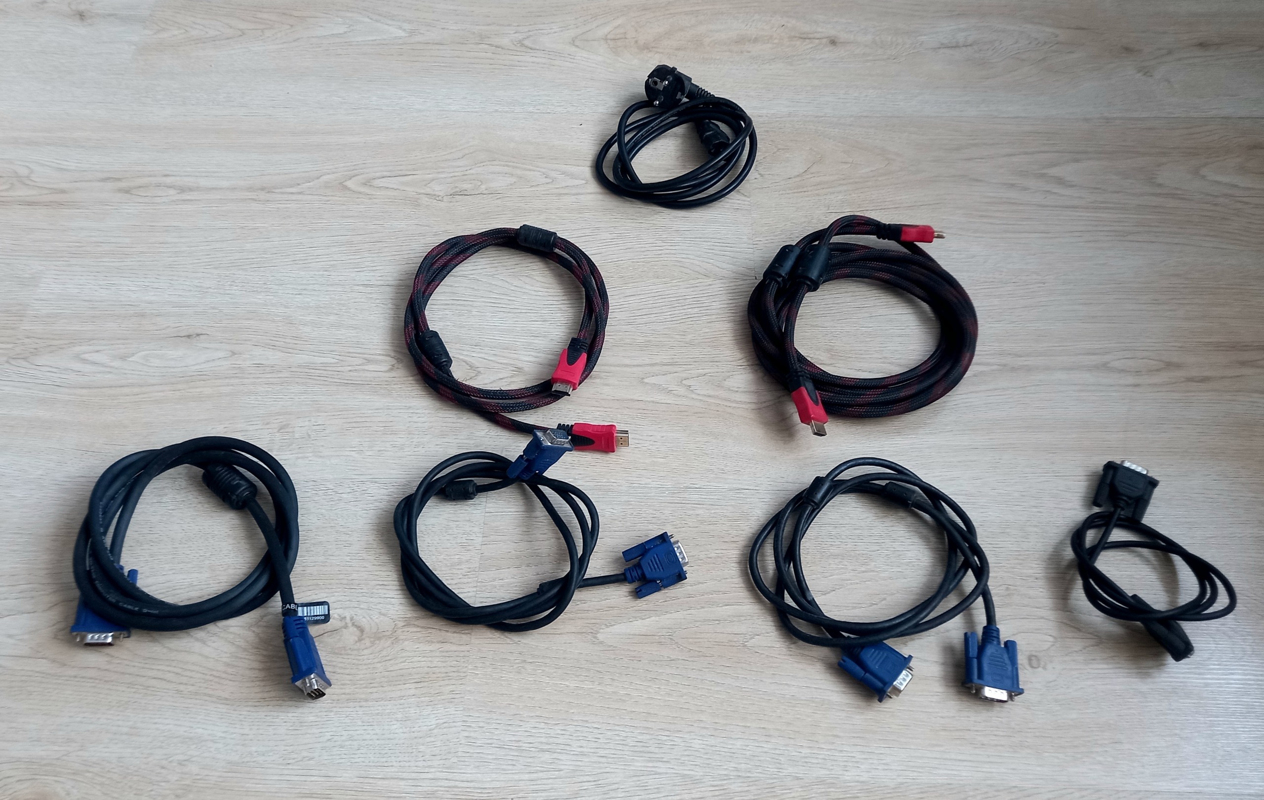 4 کابل VGA دو کابل HDMI و کابل پاور - فروش با هم