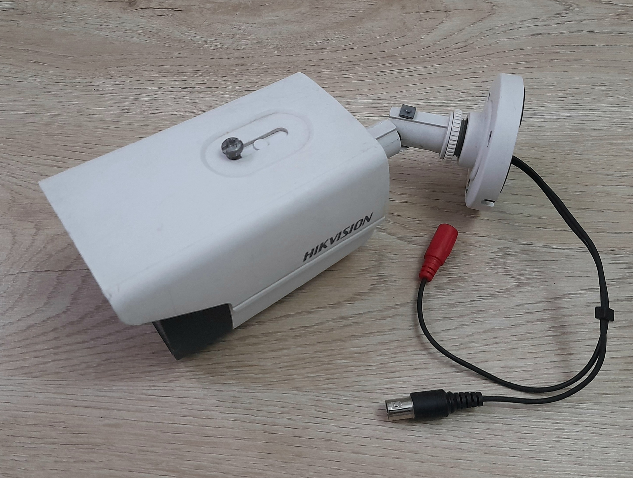 دوربین اصل هایک ویژن Hik Vision روشن بعنوان معیوب