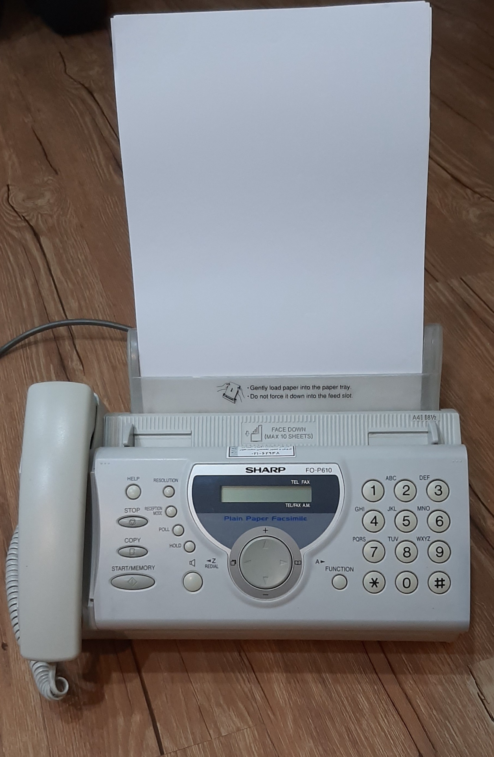 فکس شارپ مدل P610 و یکدستگاه گوشی آیفون صوتی