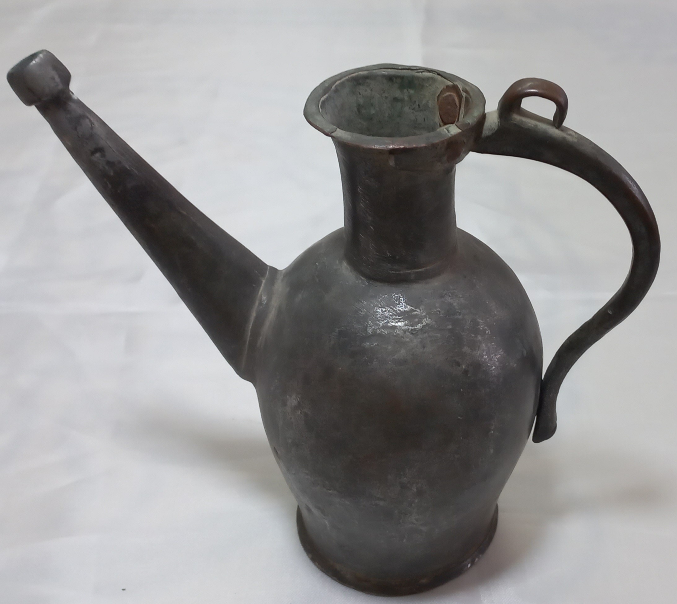 آفتابه مسی. قاجاری. کلکسیونی. وزن 875 گرم.