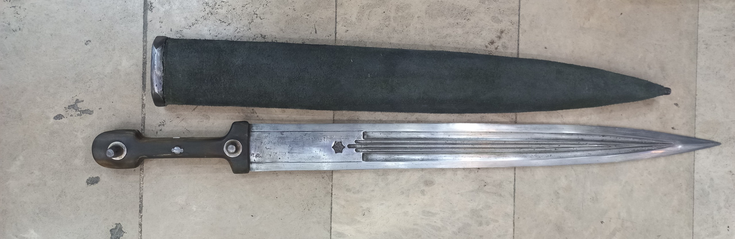 چاقو. بسیار قدیمی. صاحبه دار. قدمت بالای 200 ساله