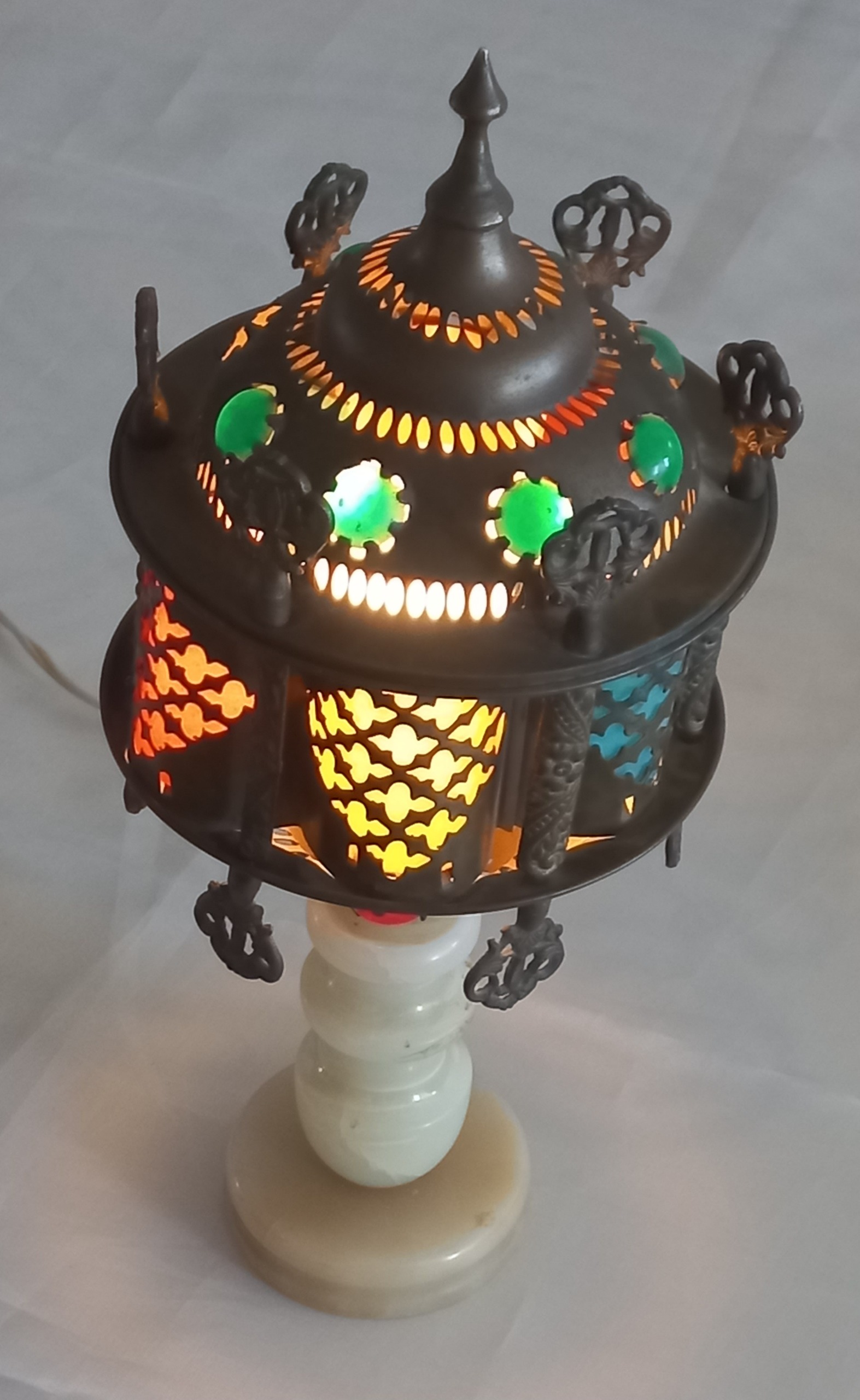 چراغ خواب. برنزی. عکس در حال روشن