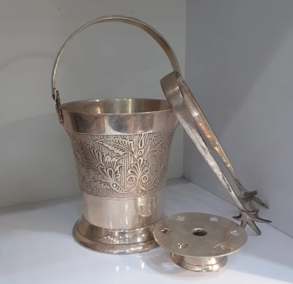 یخدان قدیمی. نوربیلیین. طرح دار