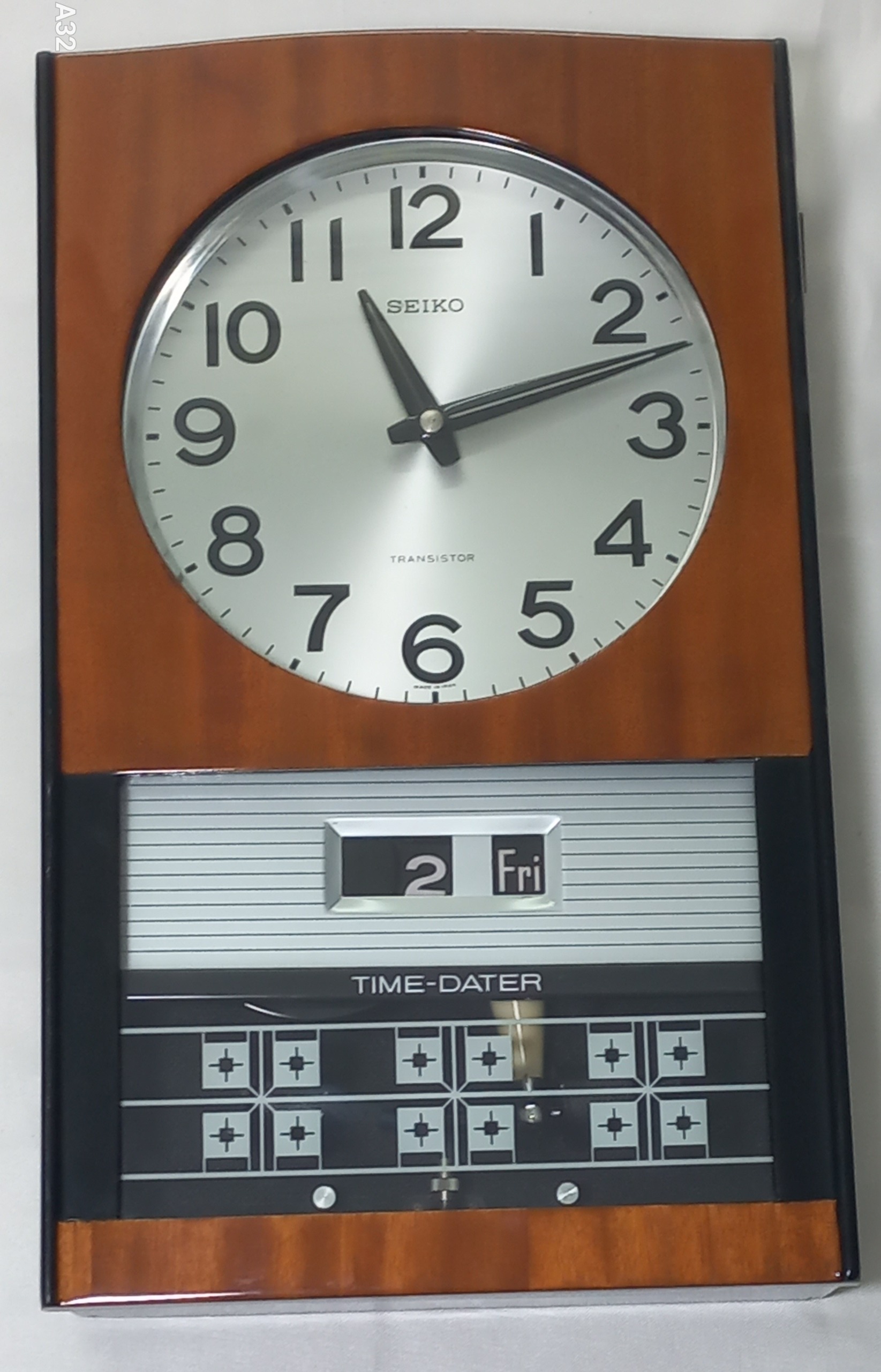 ساعت رومیزی قدیمی. در حد نو