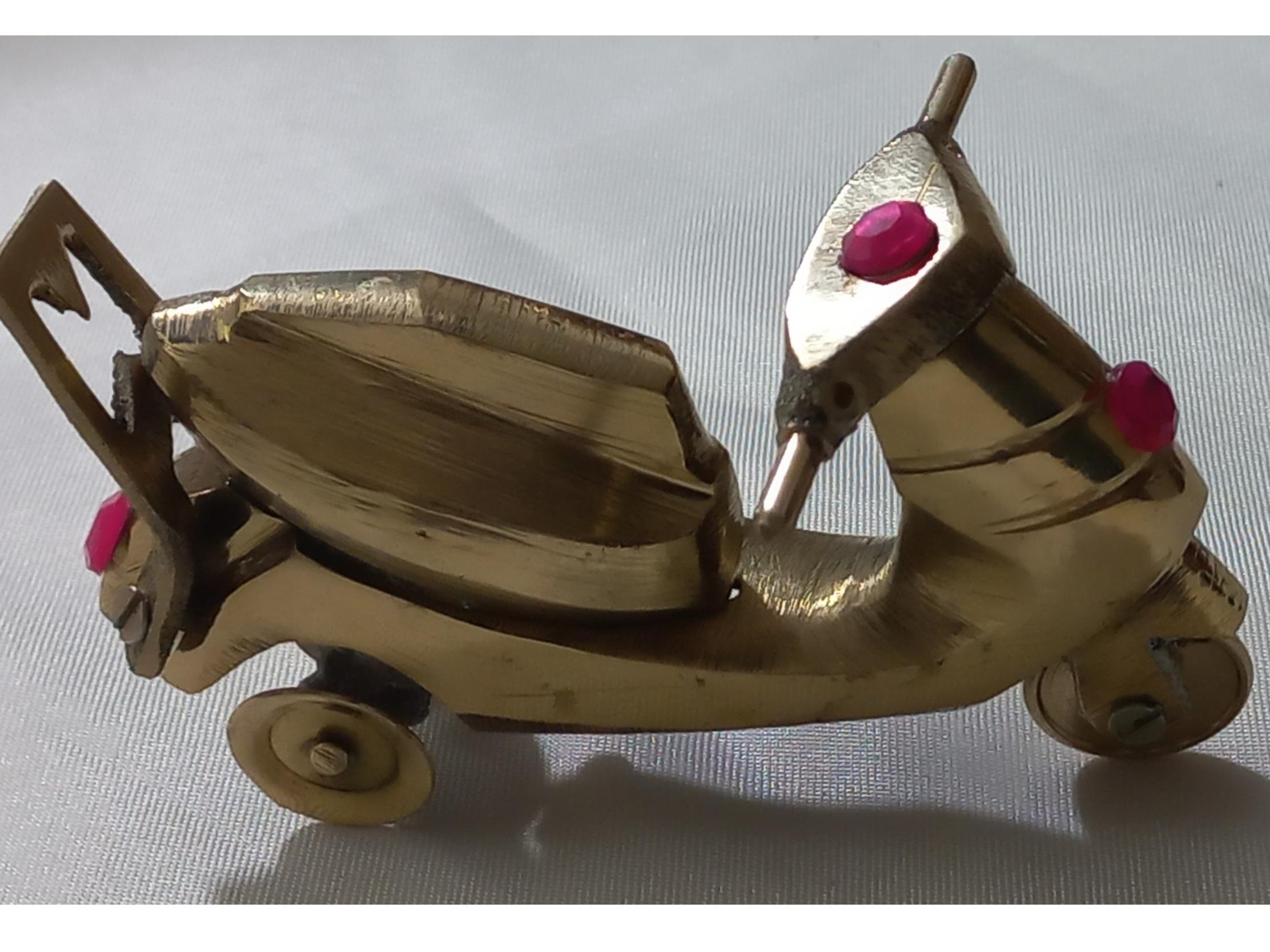 دکوری. موتوری برنزی