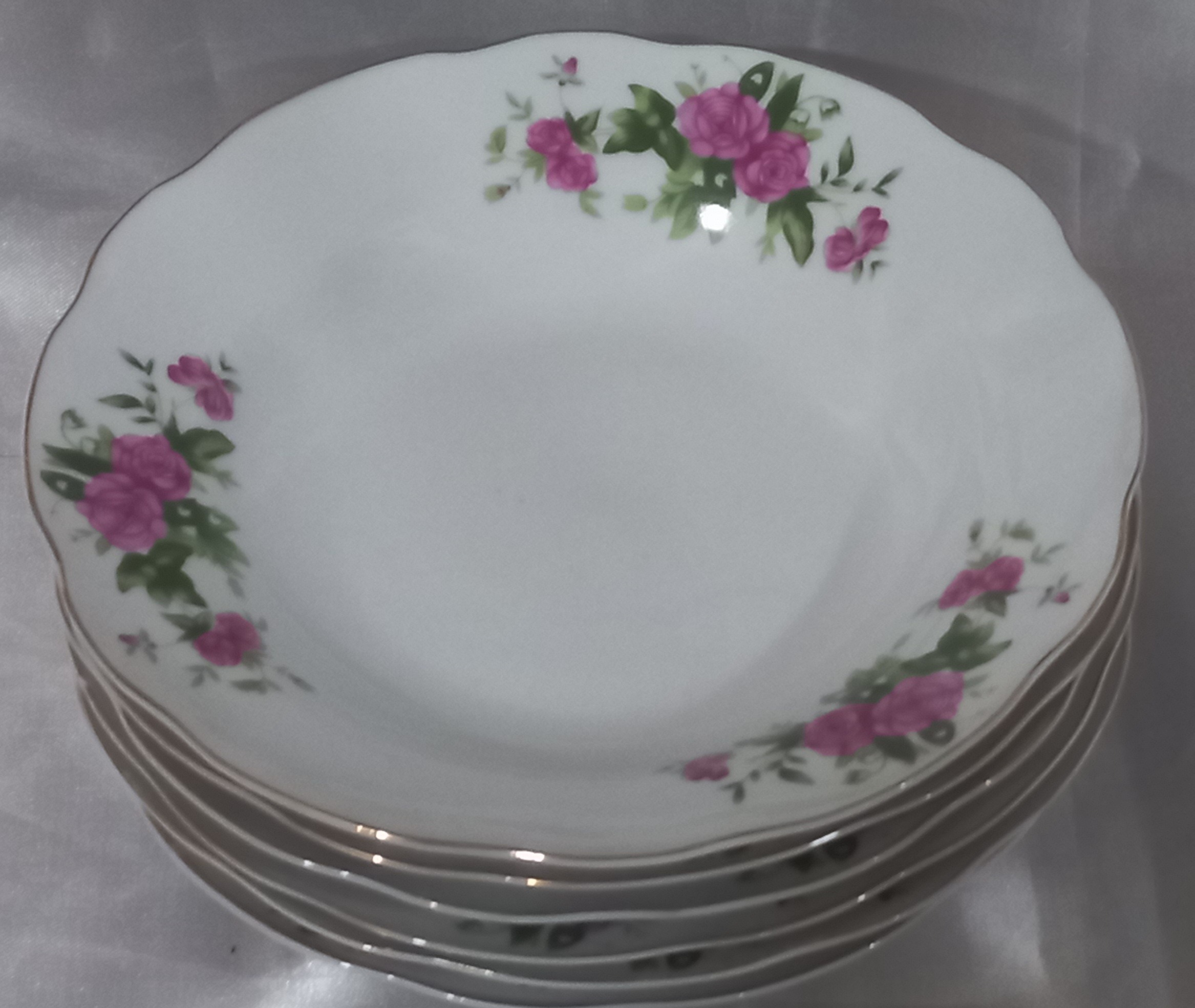 بشقاب چینی. گل سرخی چینی. استفاده نشده