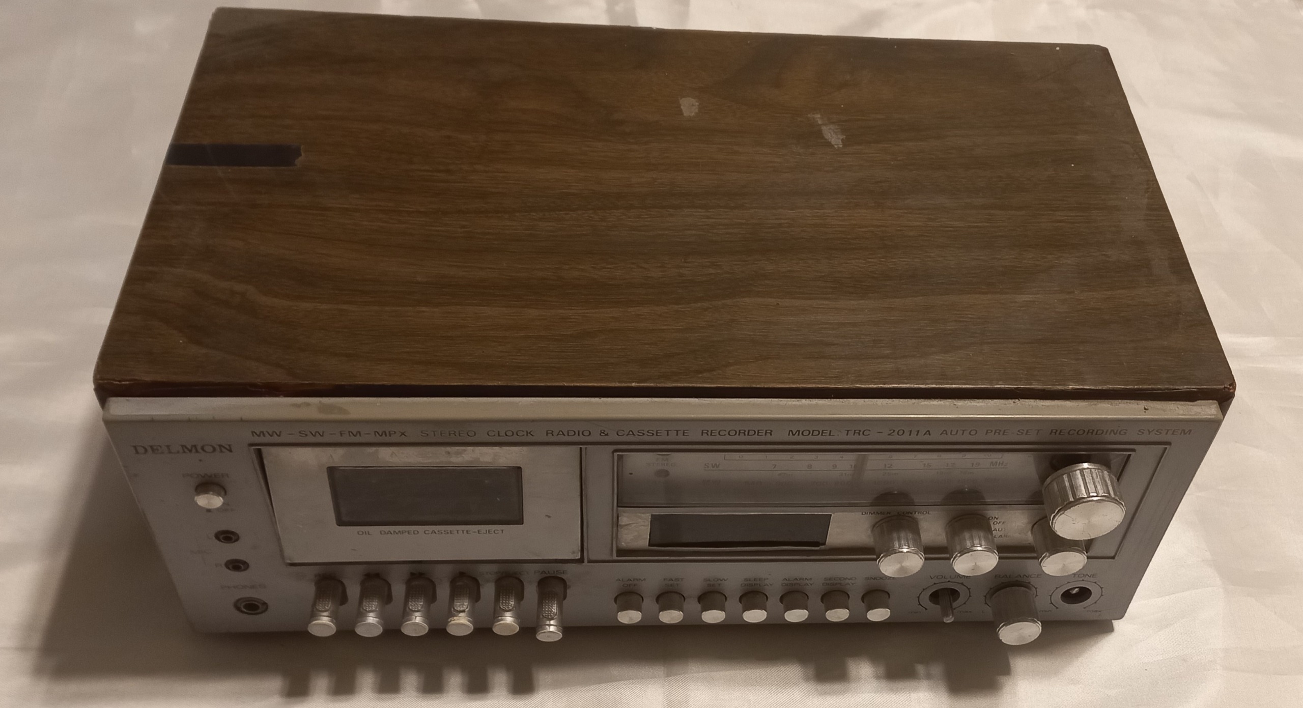 رادیو ضبط قدیمی. نیاز به سرویس