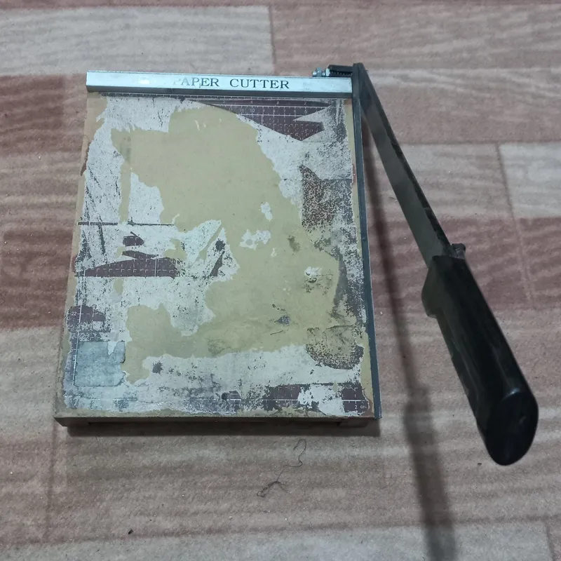 کاتر. قدیمی. Paper cutter