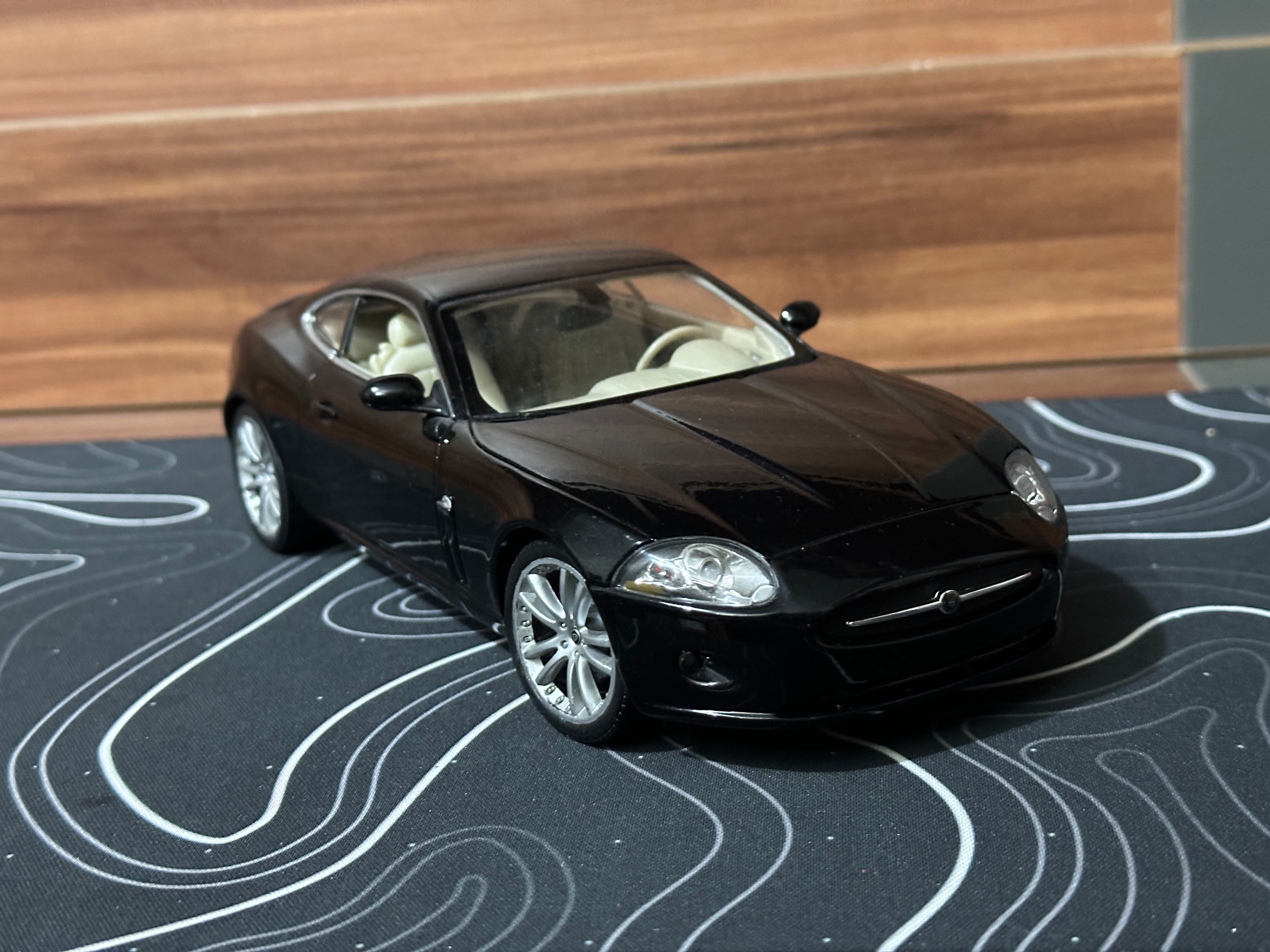 ماکت ماشین jaguar 1/18