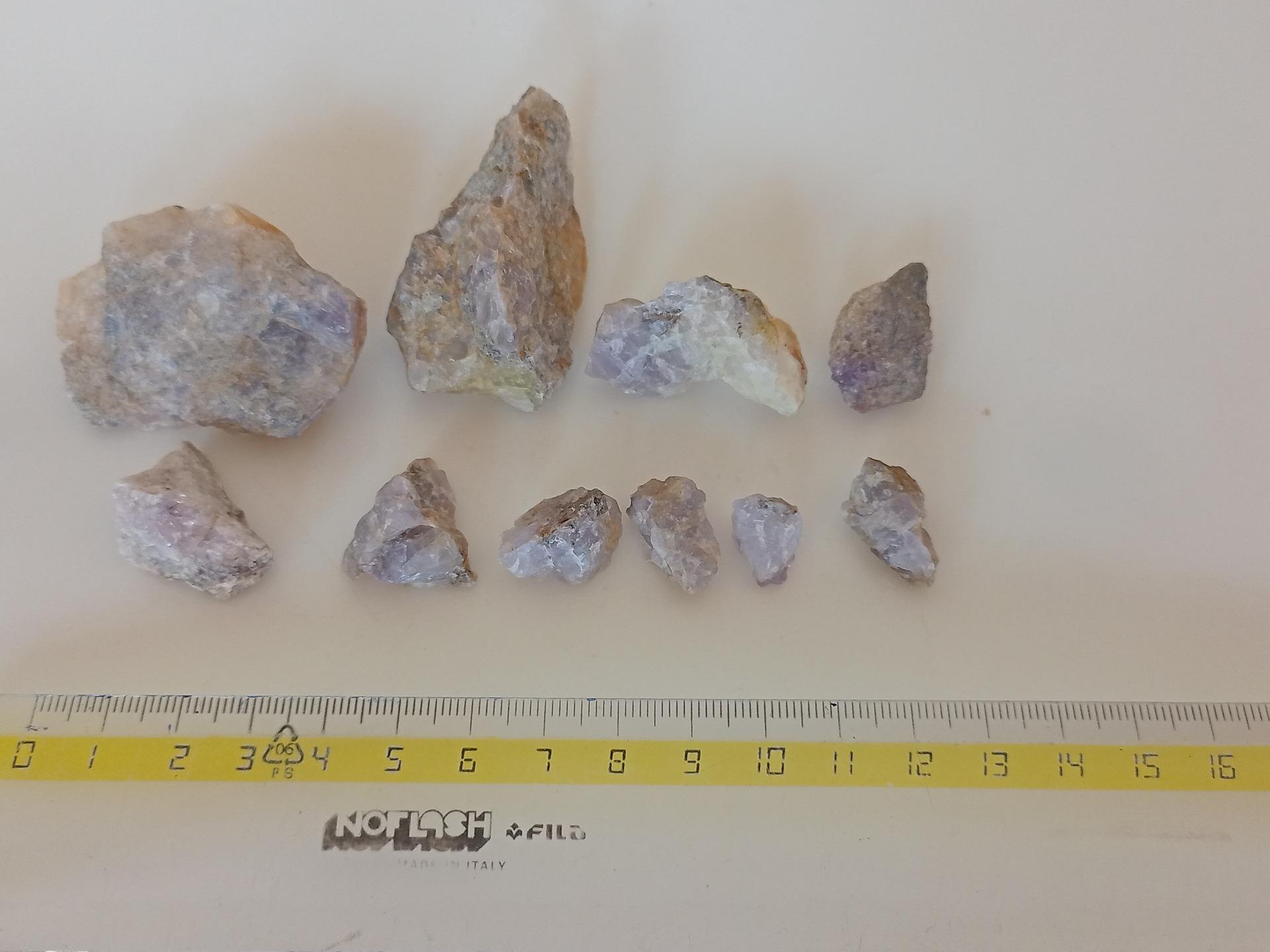 کلوخه سنگ حاوی فلورین